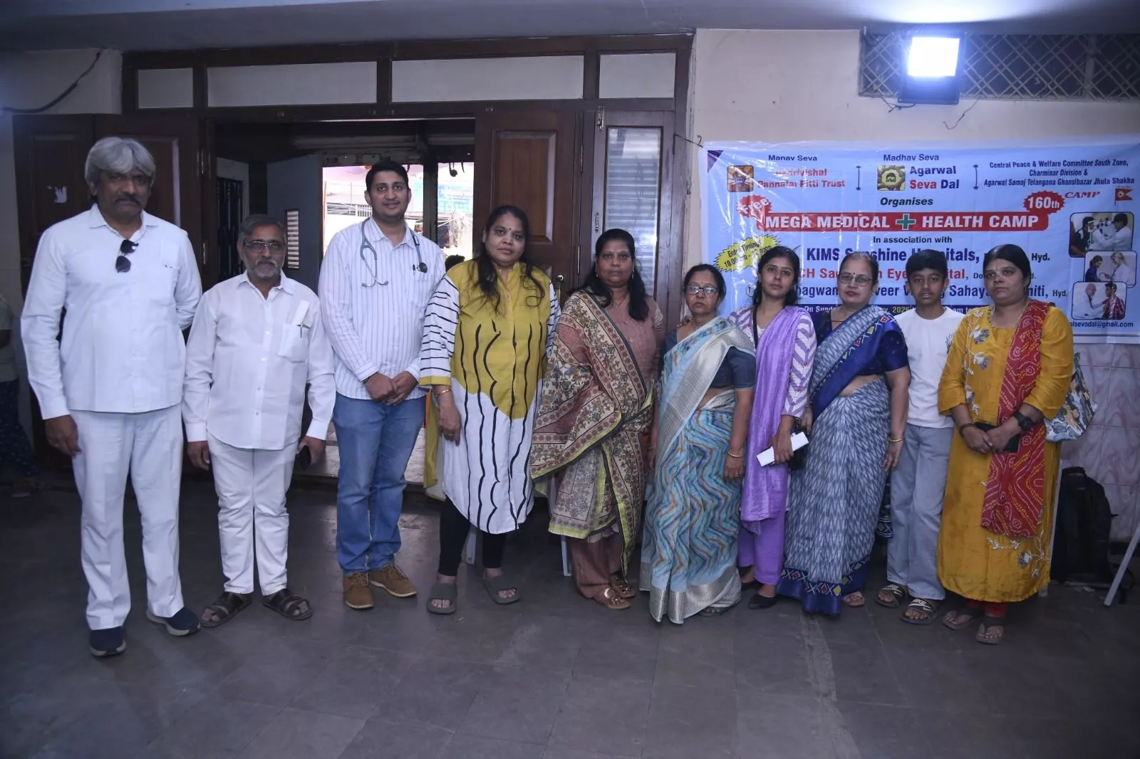 160वें मेगा स्वास्थ्य शिविर में लोगों की जांच का दृश्य