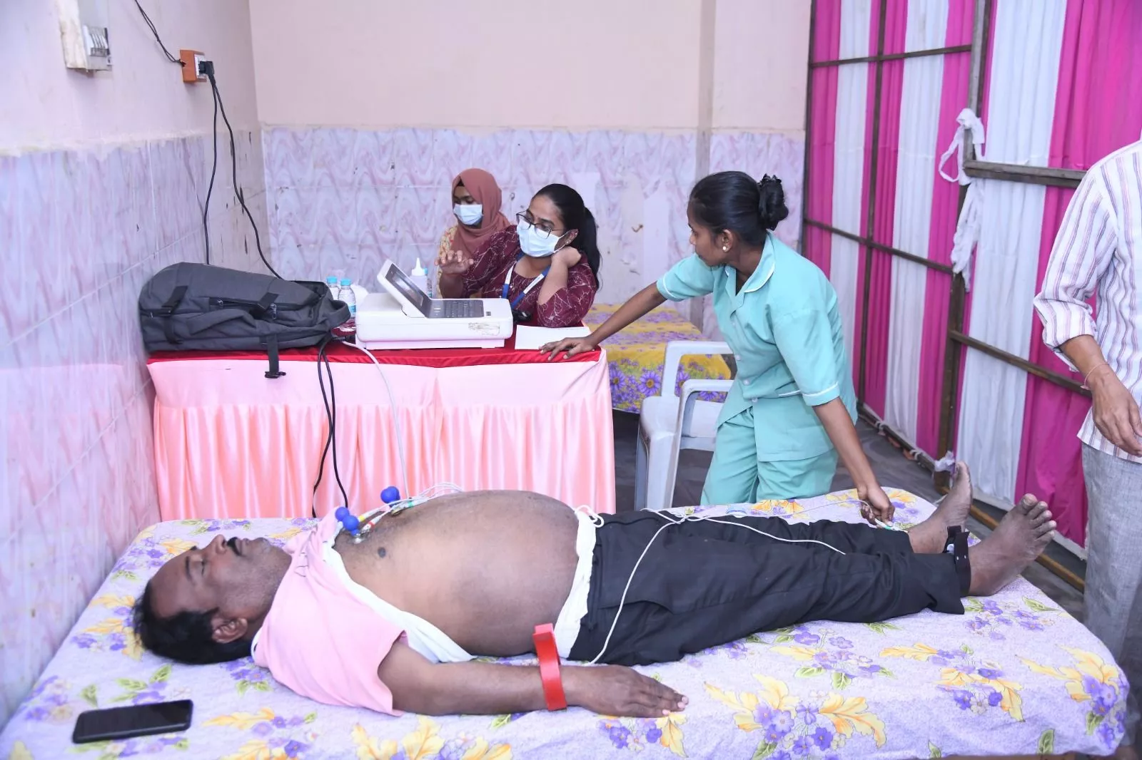 160वें मेगा स्वास्थ्य शिविर में लोगों की जांच का दृश्य