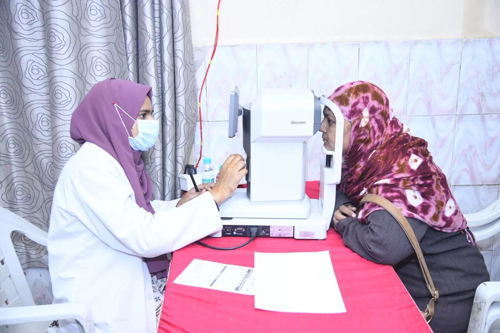 160वें मेगा स्वास्थ्य शिविर में लोगों की जांच का दृश्य