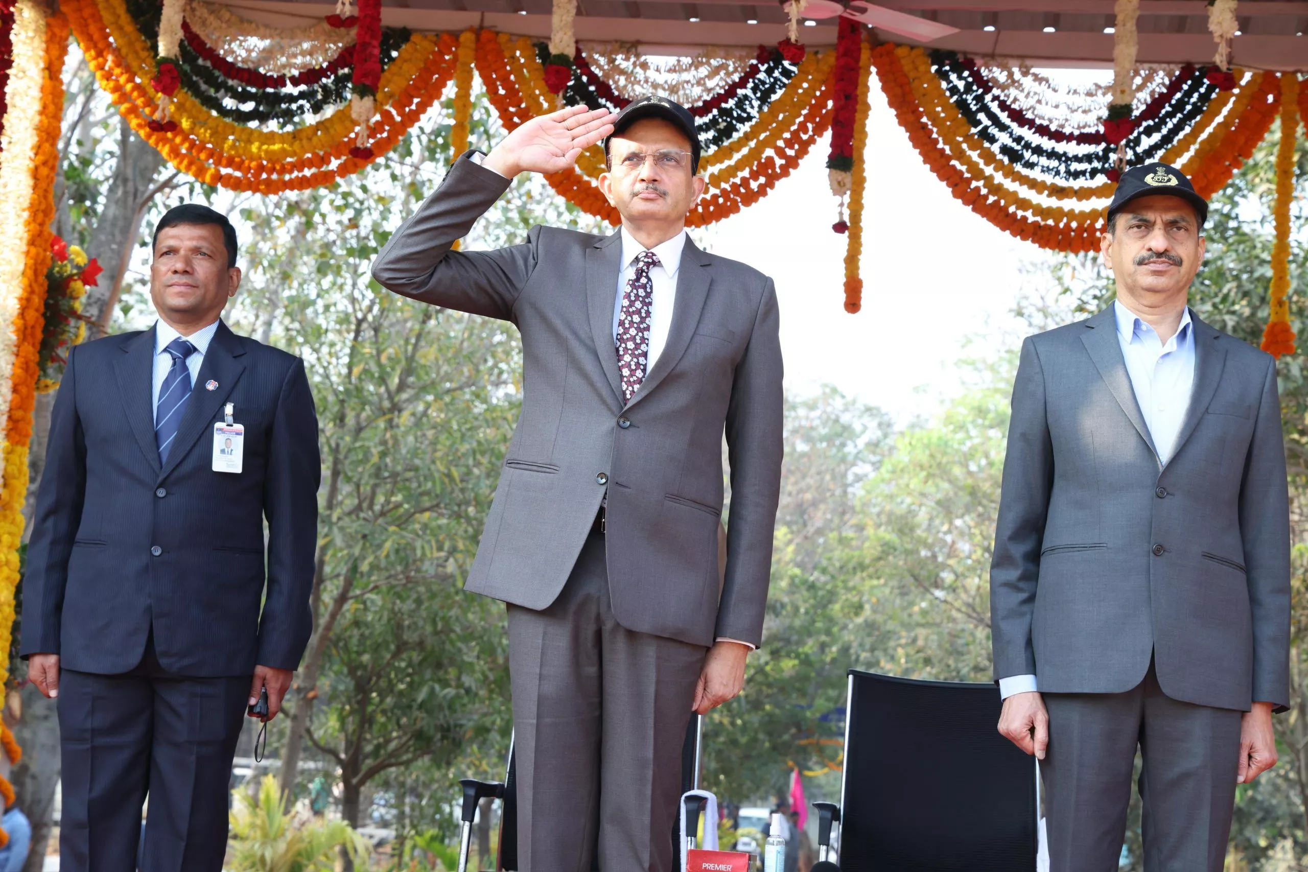 दीक्षांत परेड में मार्च करते पुलिस डॉग्स