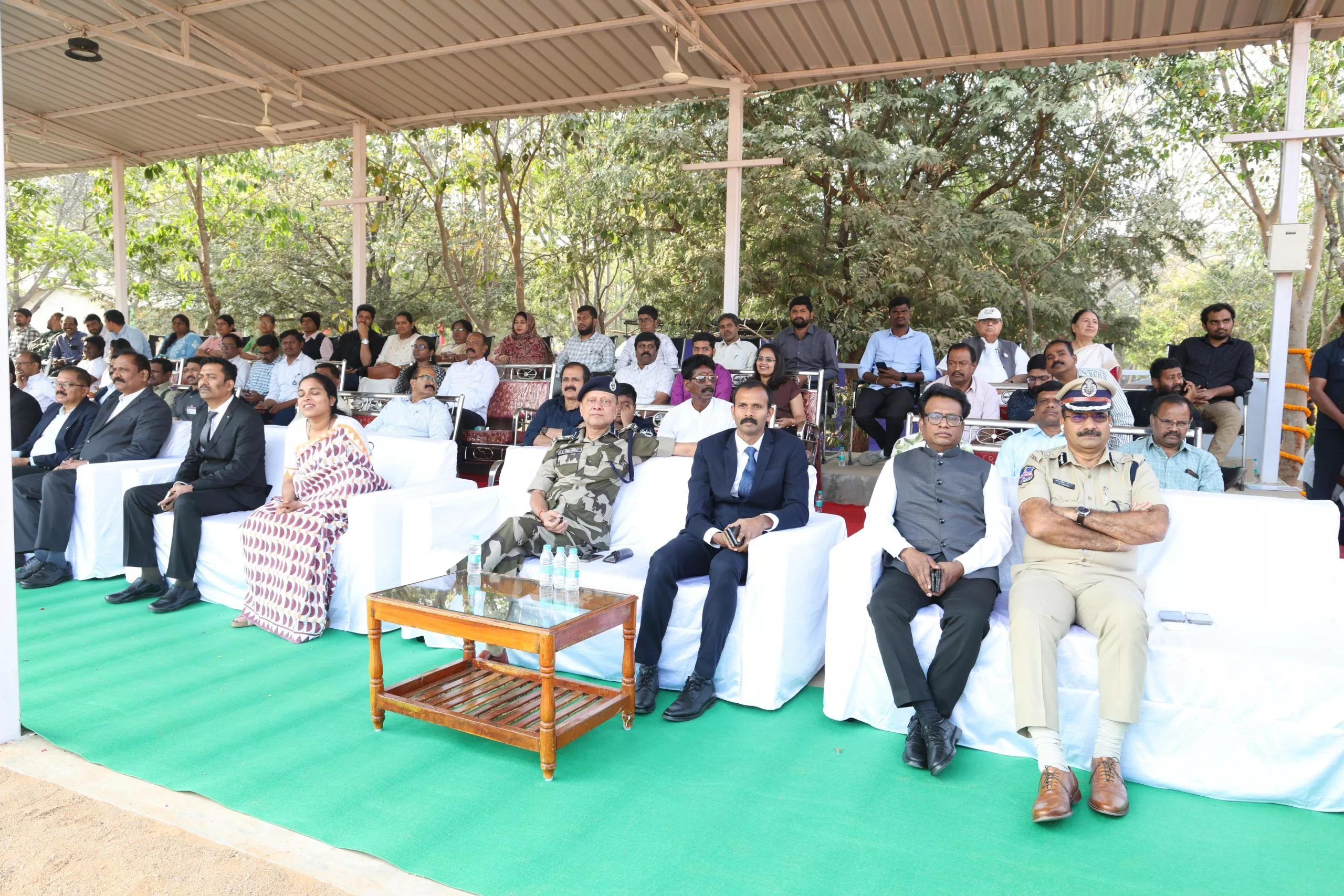 पुलिस डॉग्स दीक्षांत परेड में सलामी लेते अधिकारी