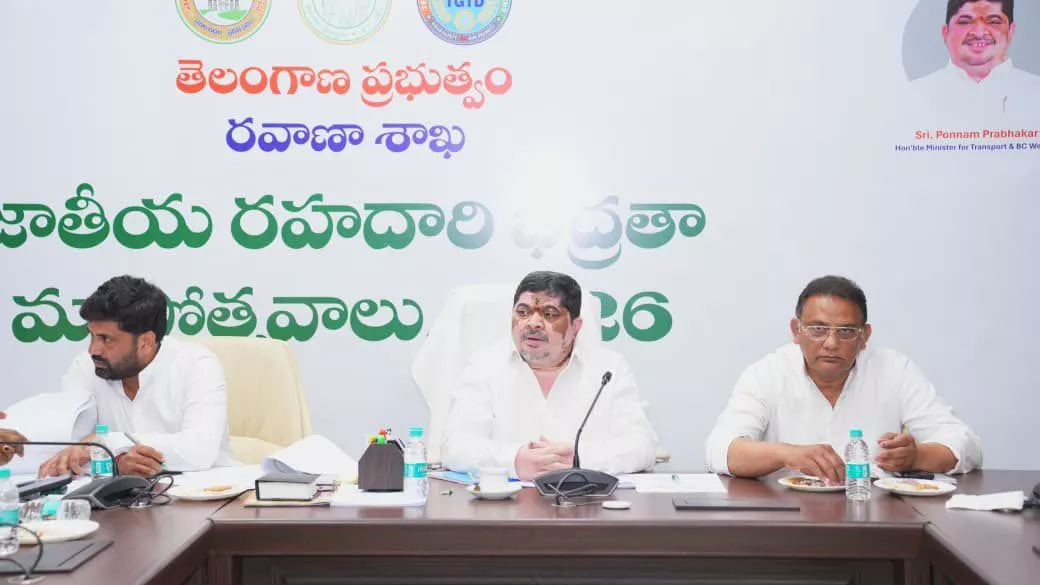 समीक्षा बैठक में इंदिराम्मा आवास योजना पर चर्चा करते मंत्री