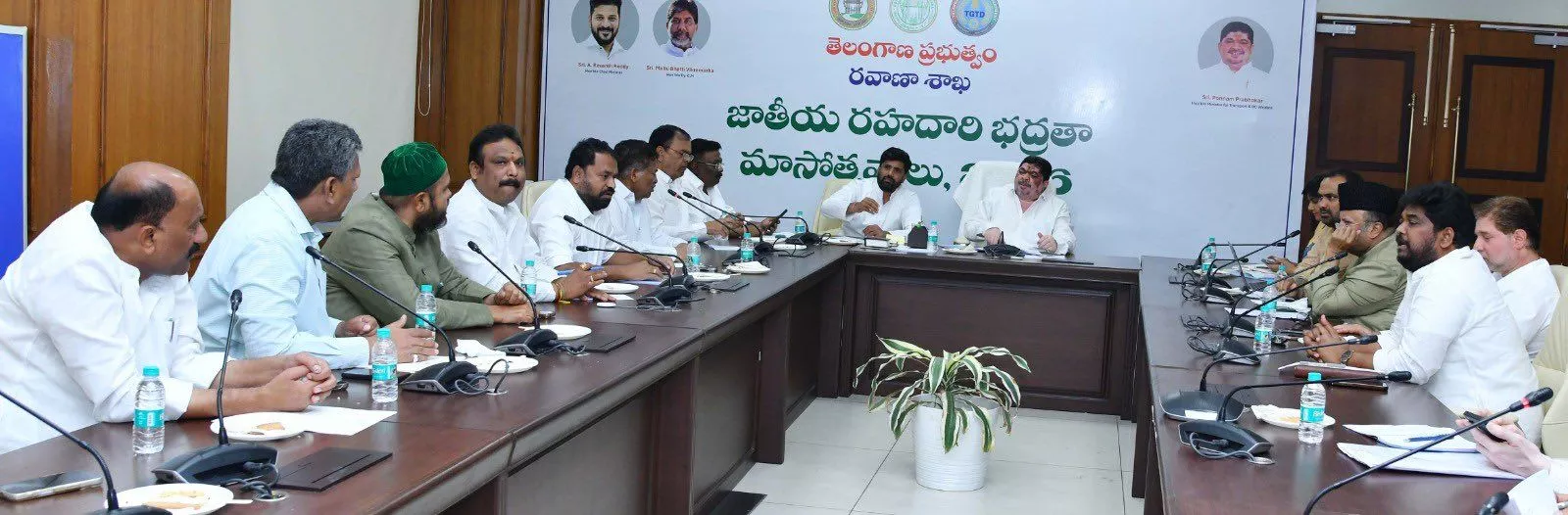 इंदिराम्मा आवास योजना पर अधिकारियों संग समीक्षा बैठक