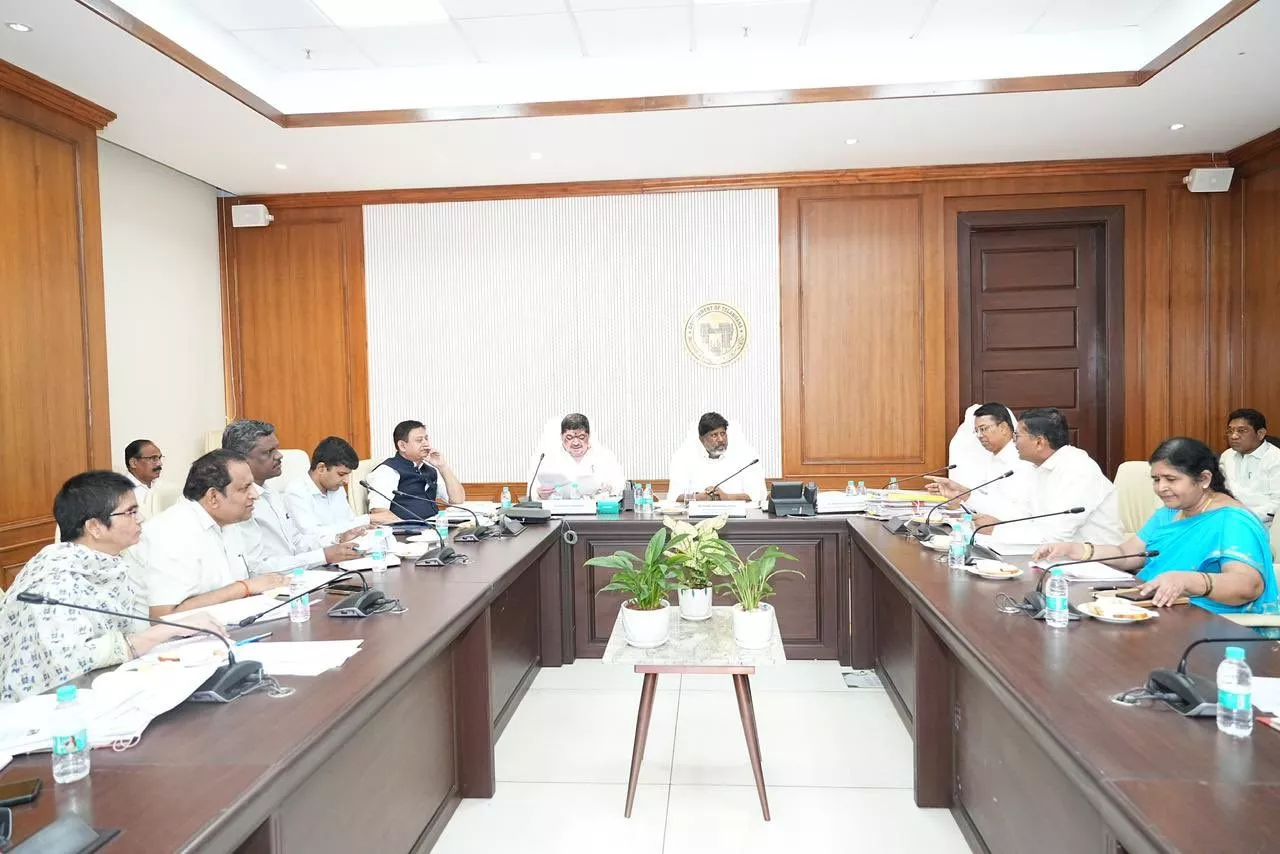 बजट तैयारियों पर अधिकारियों संग समीक्षा बैठक