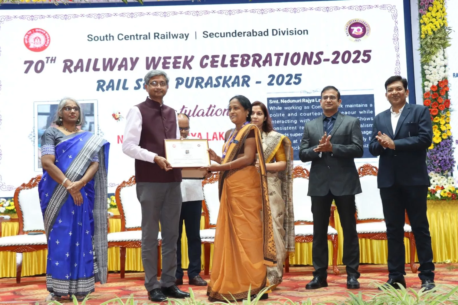 रेलवे सप्ताह समारोह में कर्मचारियों को सम्मानित करते अधिकारी