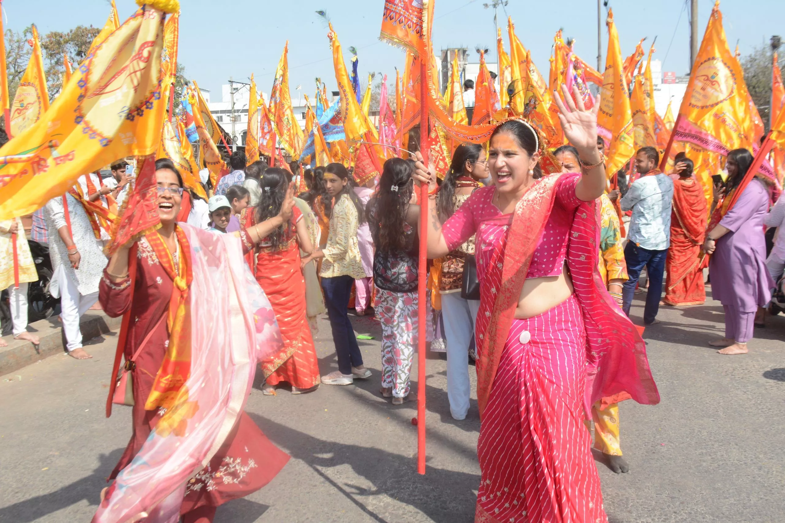 भजनों और निशान के साथ निकली श्री श्याम रथ शोभायात्रा