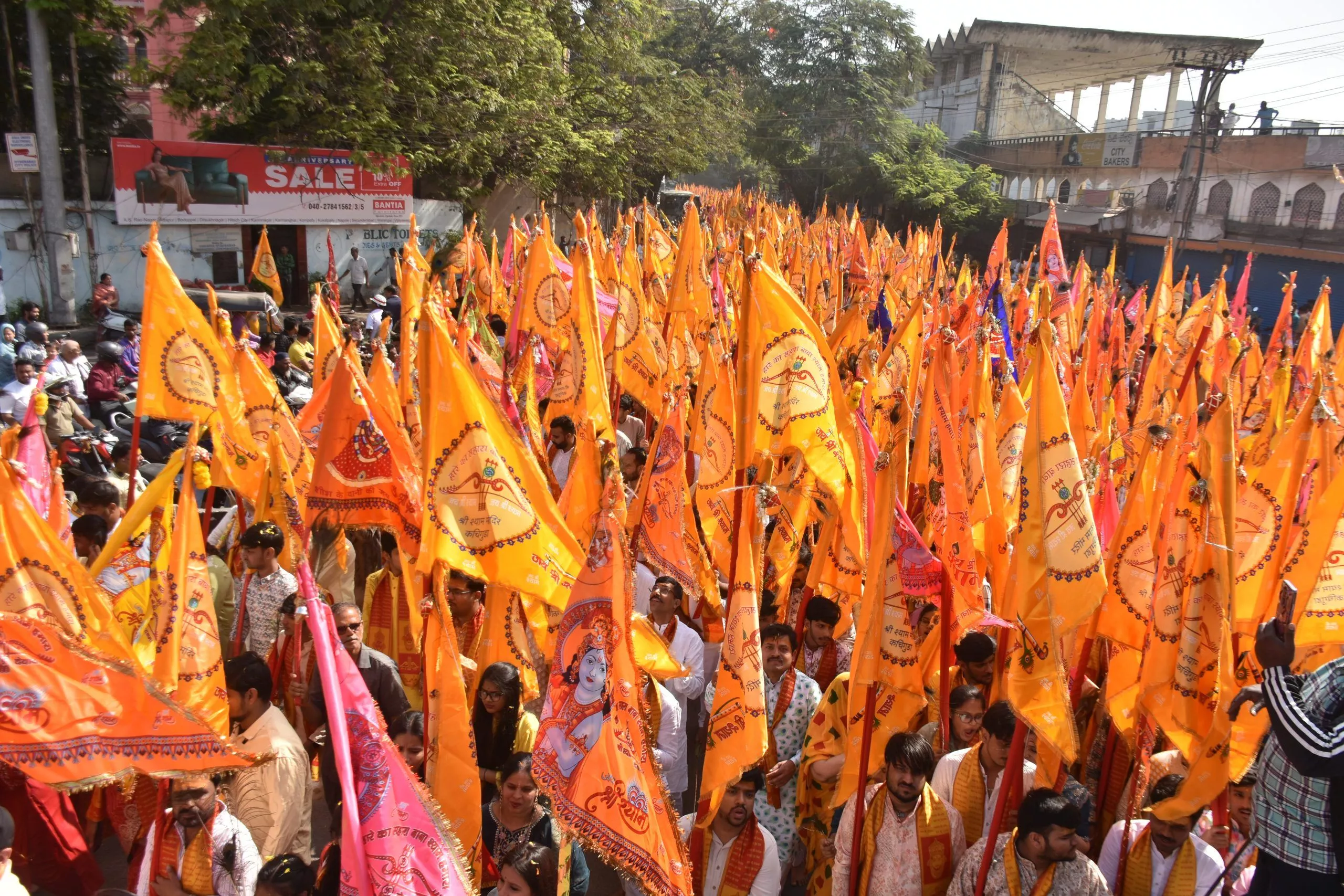 भजनों और निशान के साथ निकली श्री श्याम रथ शोभायात्रा