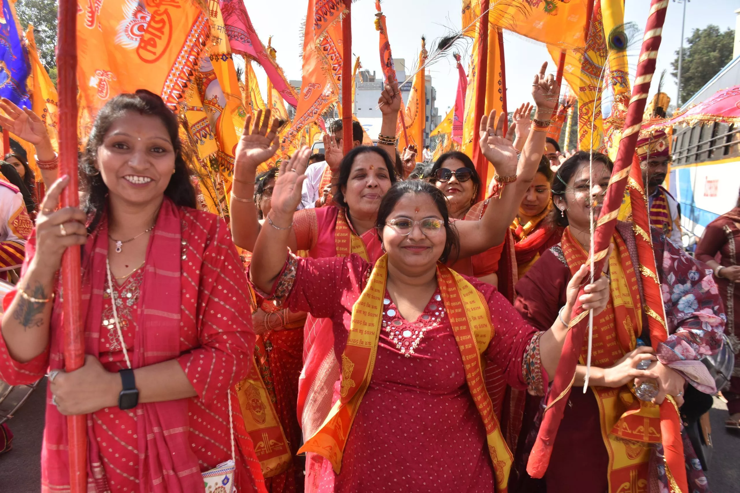 भजनों और निशान के साथ निकली श्री श्याम रथ शोभायात्रा