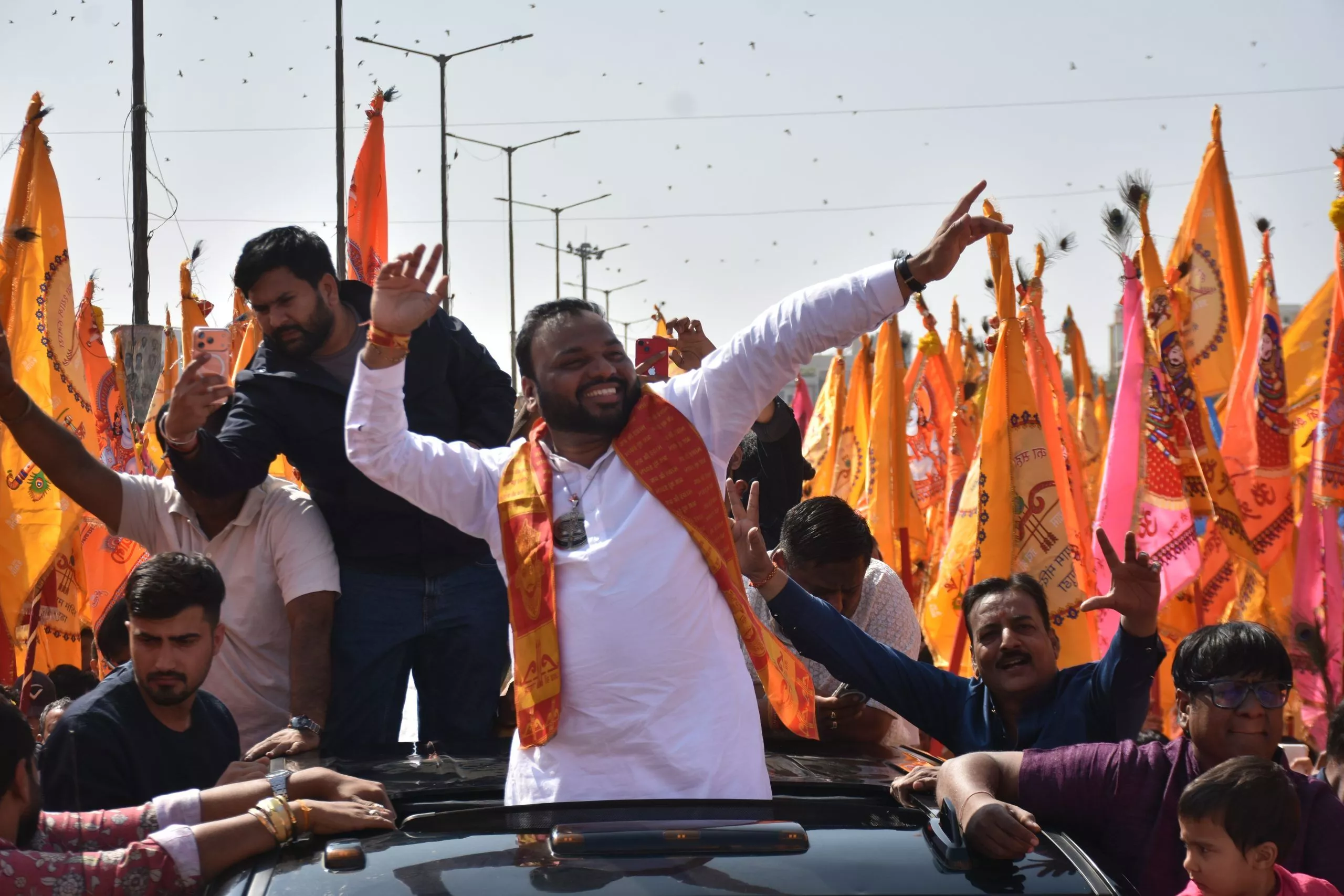 भजनों और निशान के साथ निकली श्री श्याम रथ शोभायात्रा