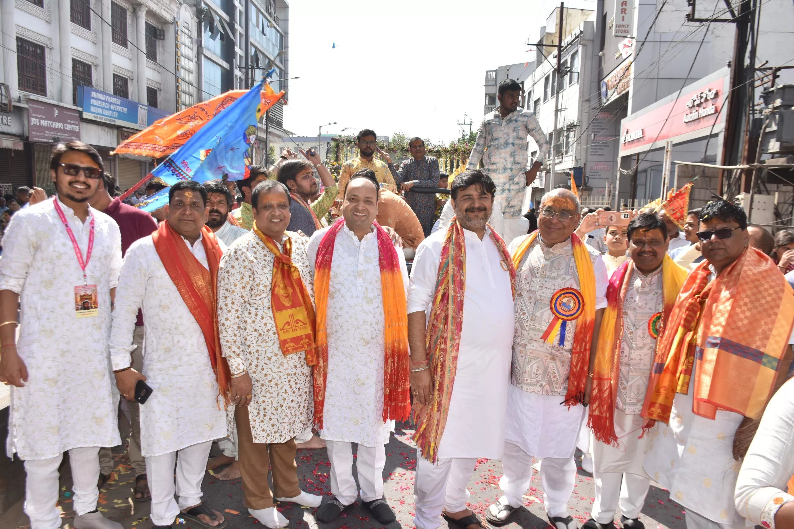 भजनों और निशान के साथ निकली श्री श्याम रथ शोभायात्रा