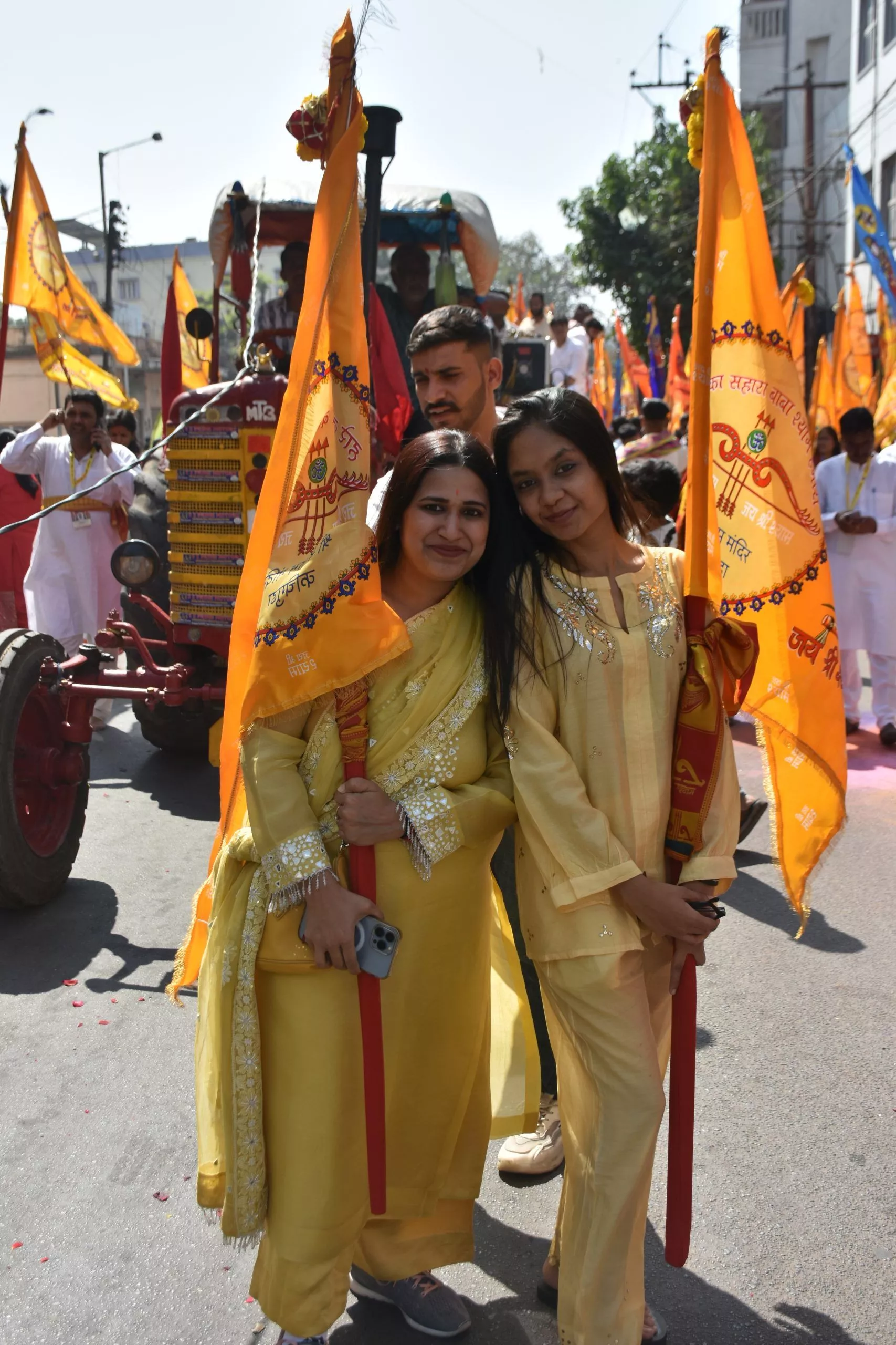 भजनों और निशान के साथ निकली श्री श्याम रथ शोभायात्रा