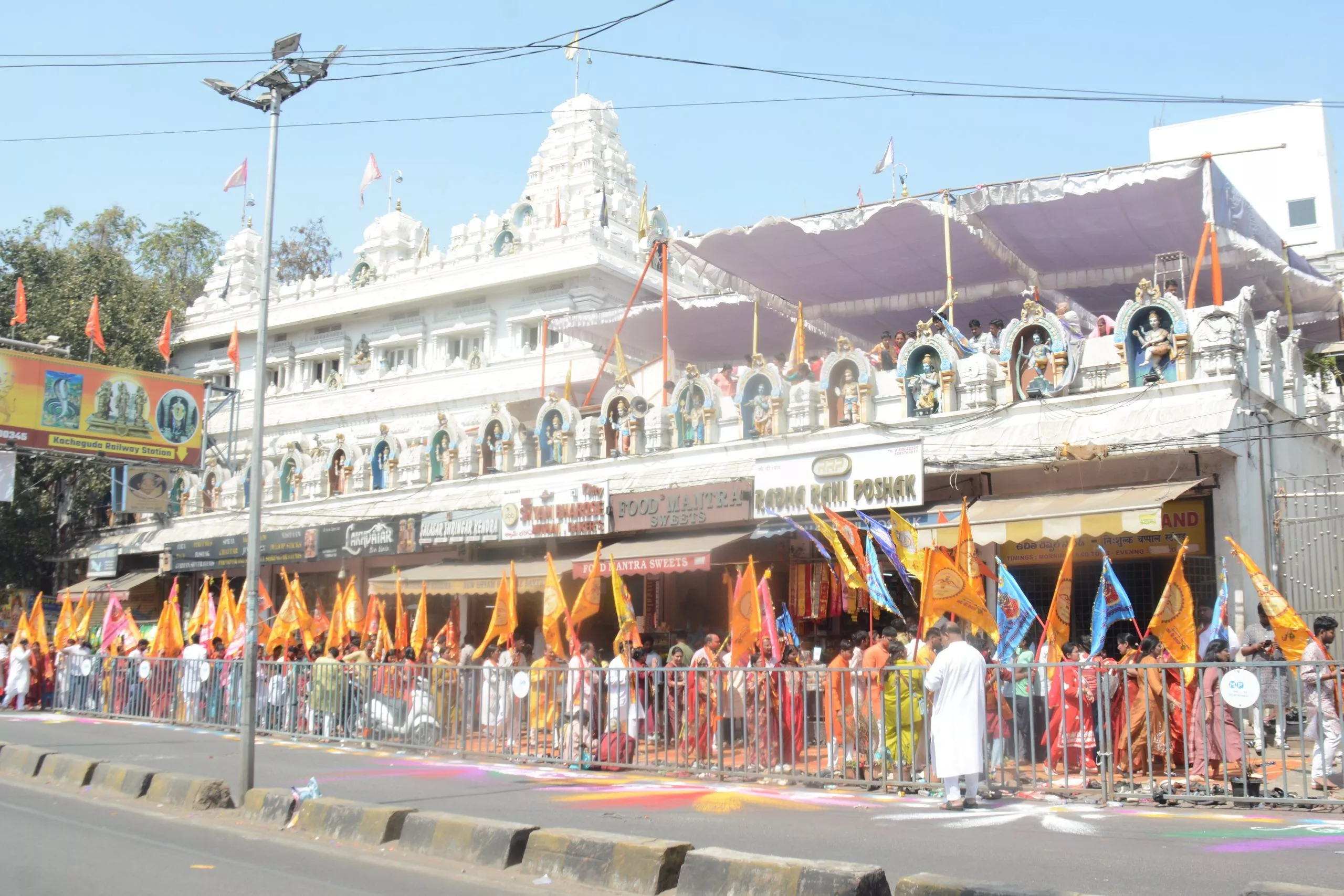 भजनों और निशान के साथ निकली श्री श्याम रथ शोभायात्रा