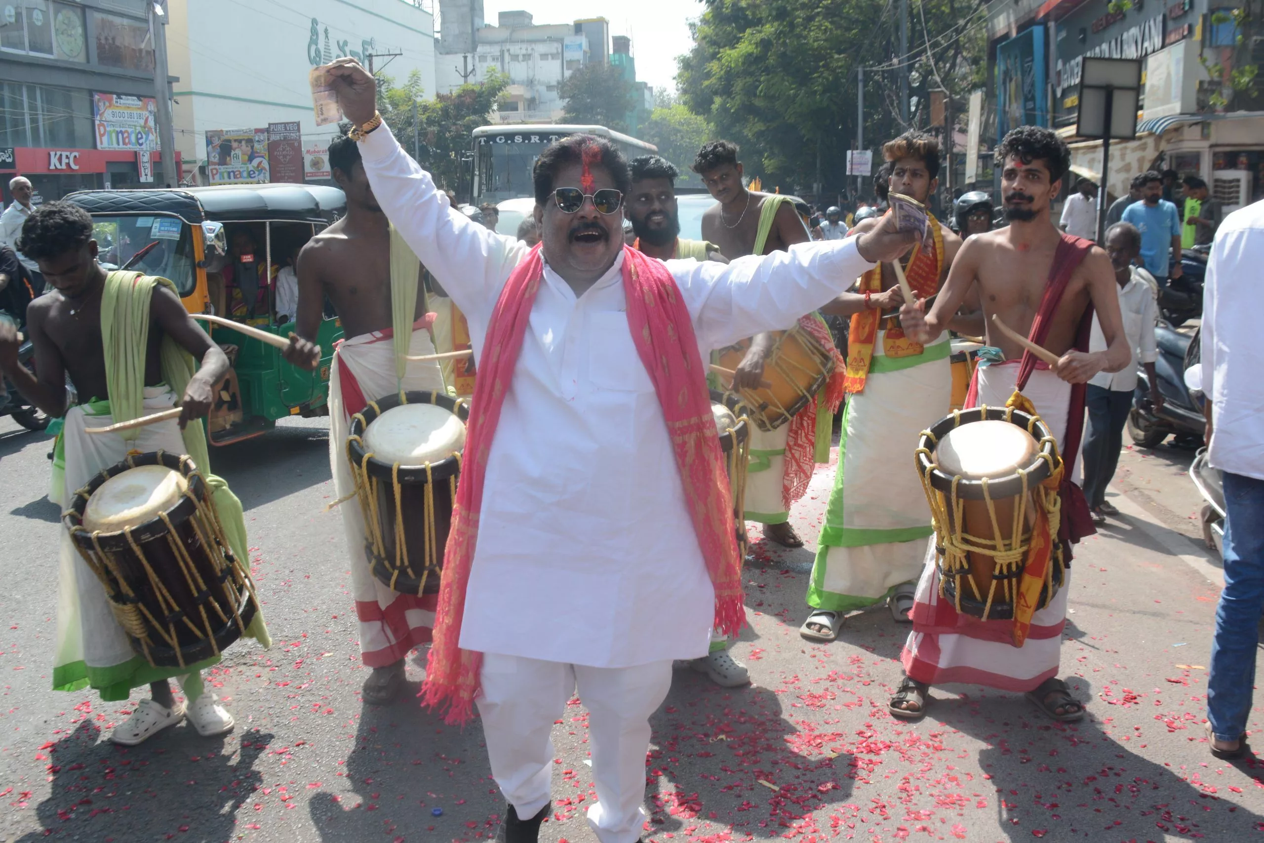 भजनों और निशान के साथ निकली श्री श्याम रथ शोभायात्रा