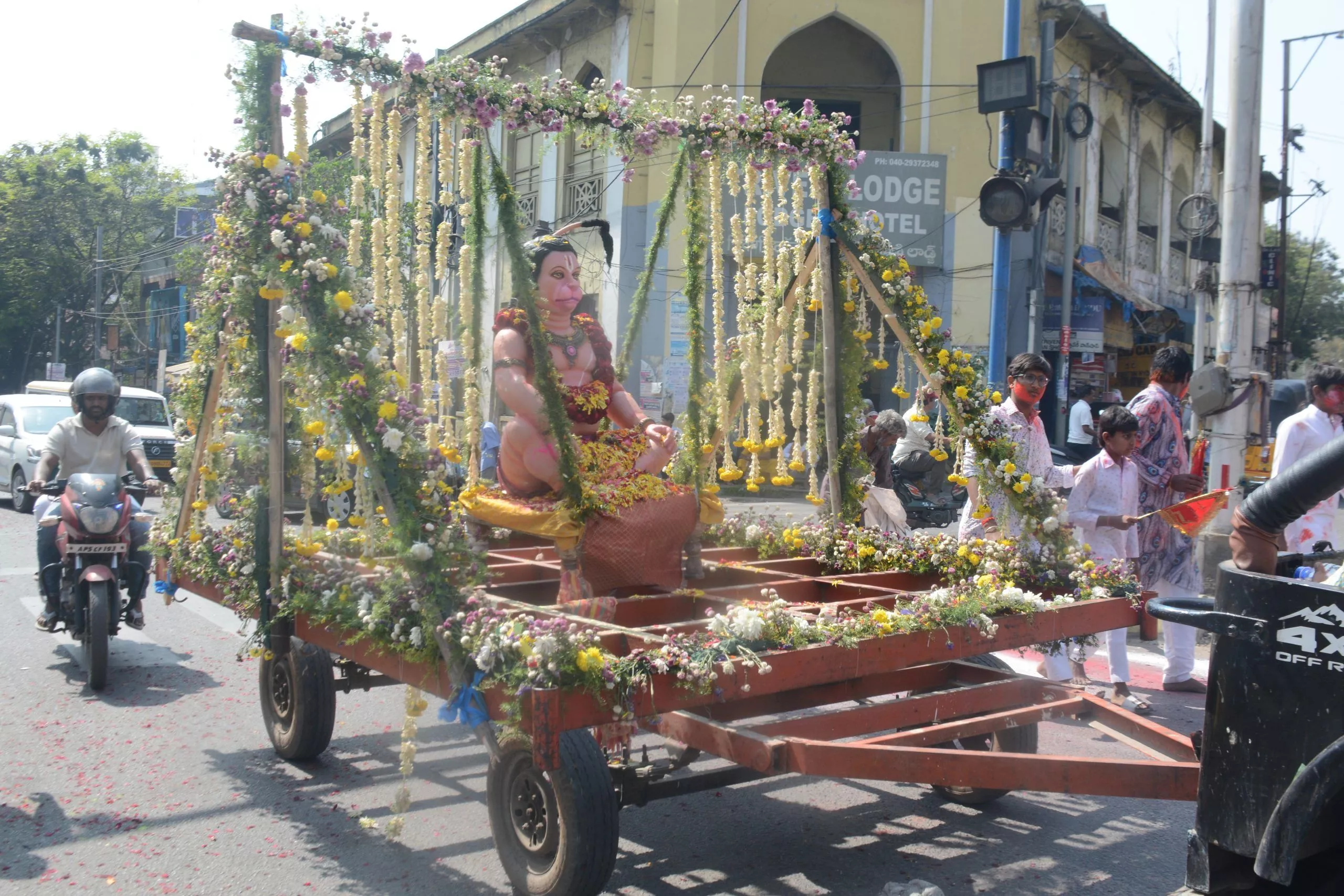 भजनों और निशान के साथ निकली श्री श्याम रथ शोभायात्रा