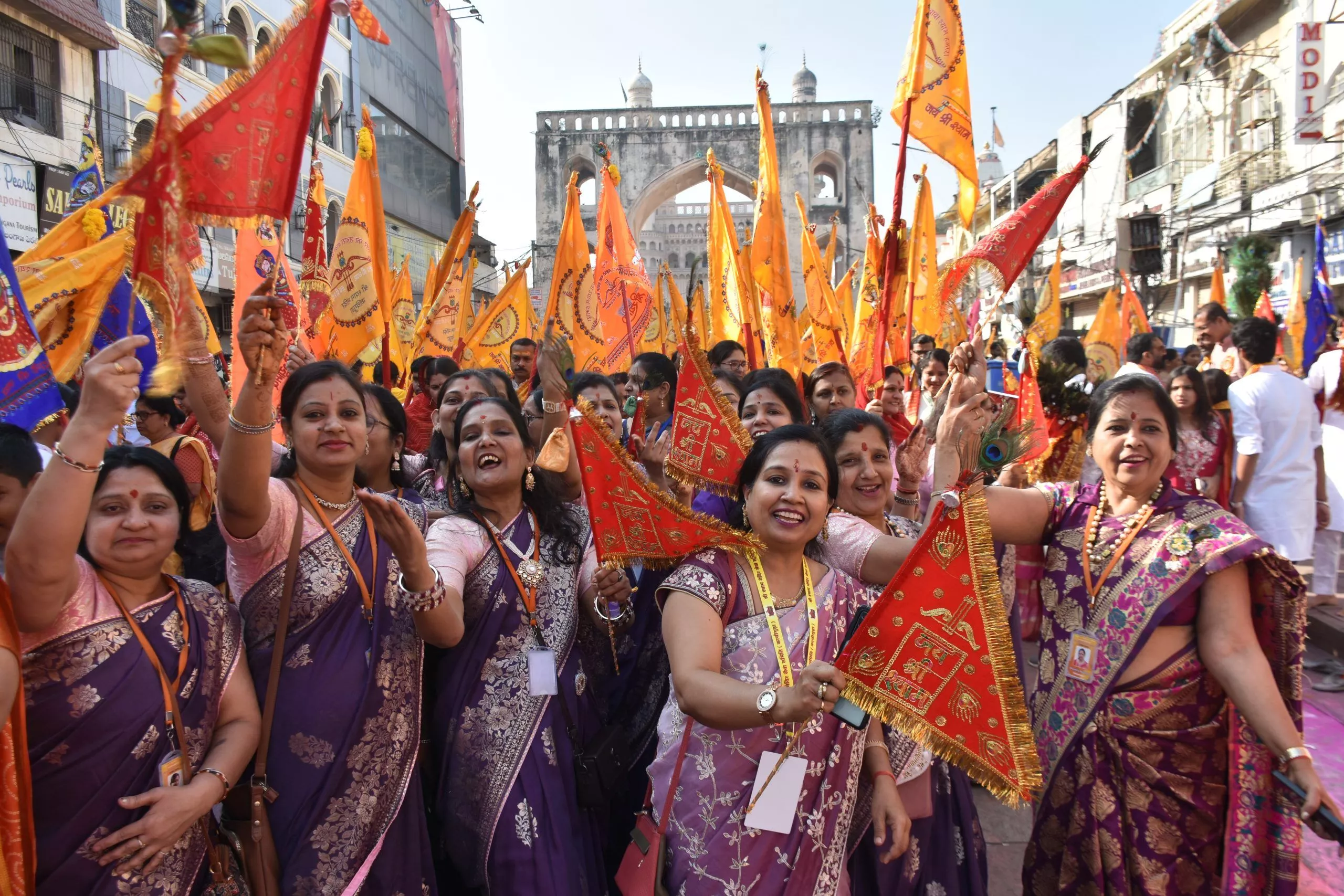 भजनों और निशान के साथ निकली श्री श्याम रथ शोभायात्रा