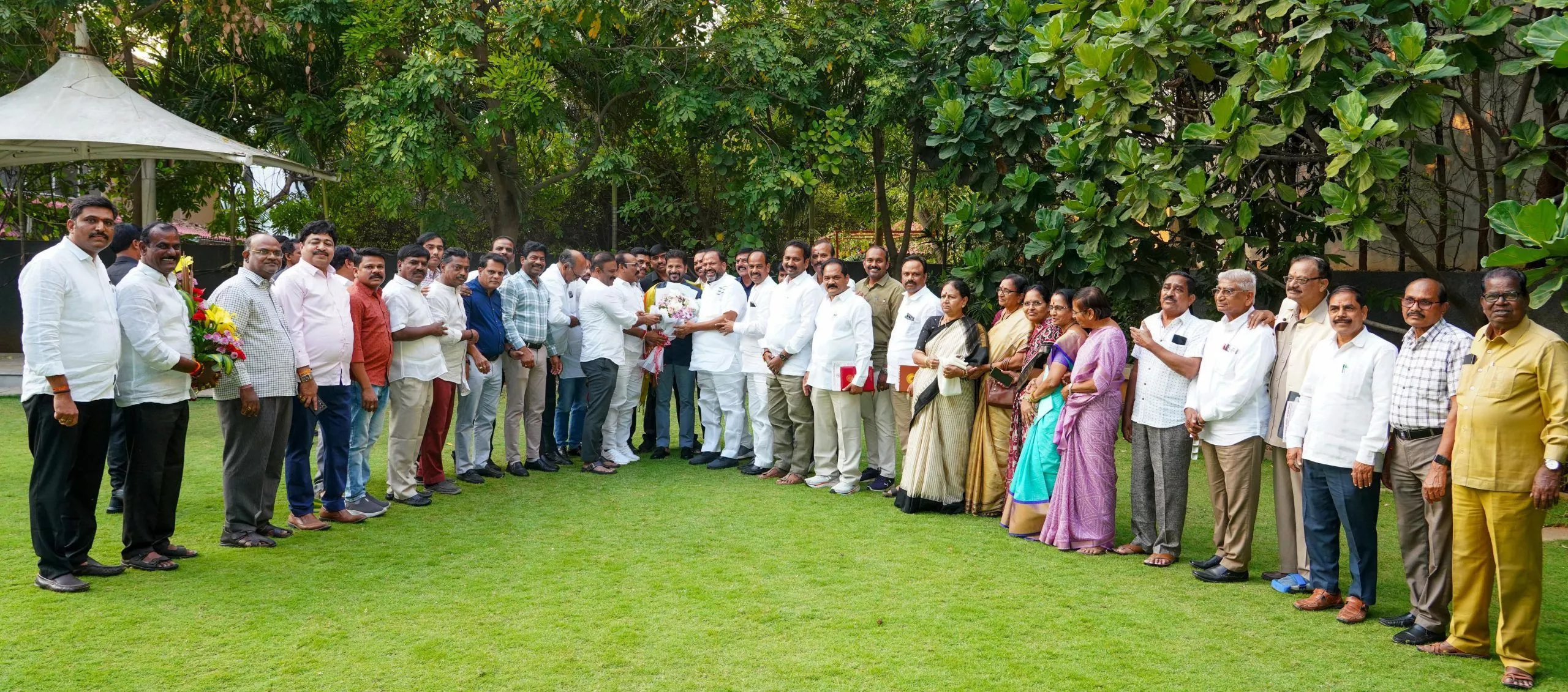 सीएम से मुलाकात करते सरकारी कर्मचारी संघों के नेता