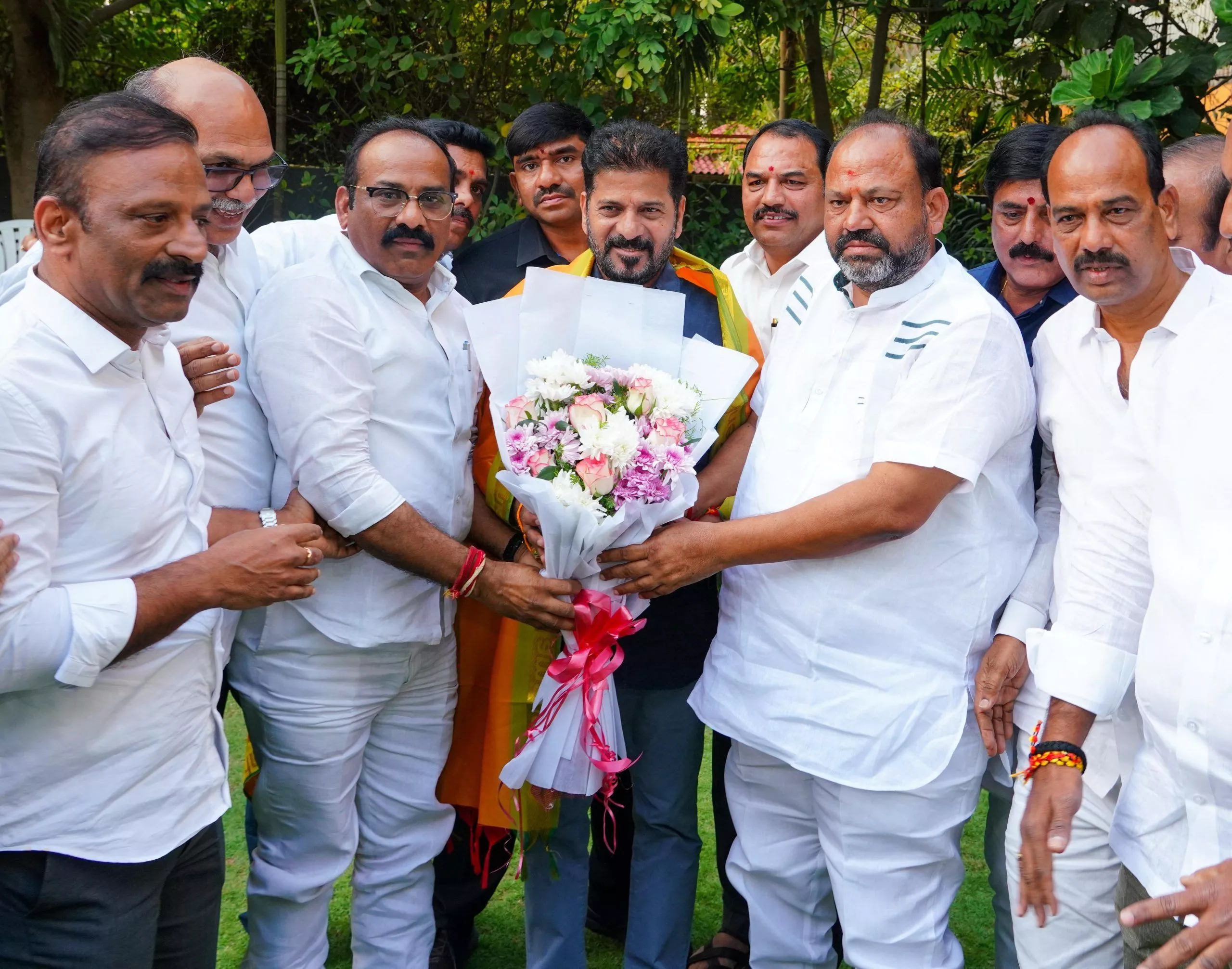 सीएम से मुलाकात करते सरकारी कर्मचारी संघों के नेता