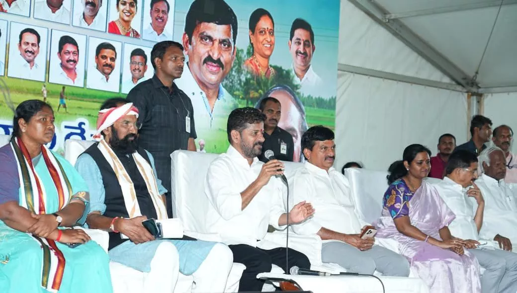 देवादुला बैराज का निरीक्षण करते सीएम रेवंत रेड्डी