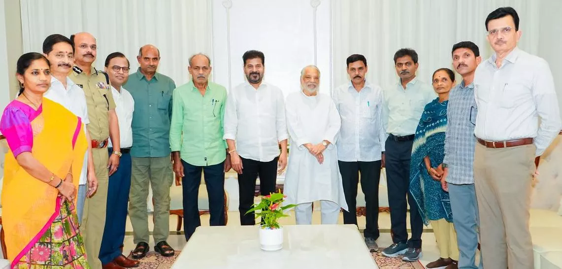 पूर्व माओवादी नेताओं संग बैठक करते मुख्यमंत्री