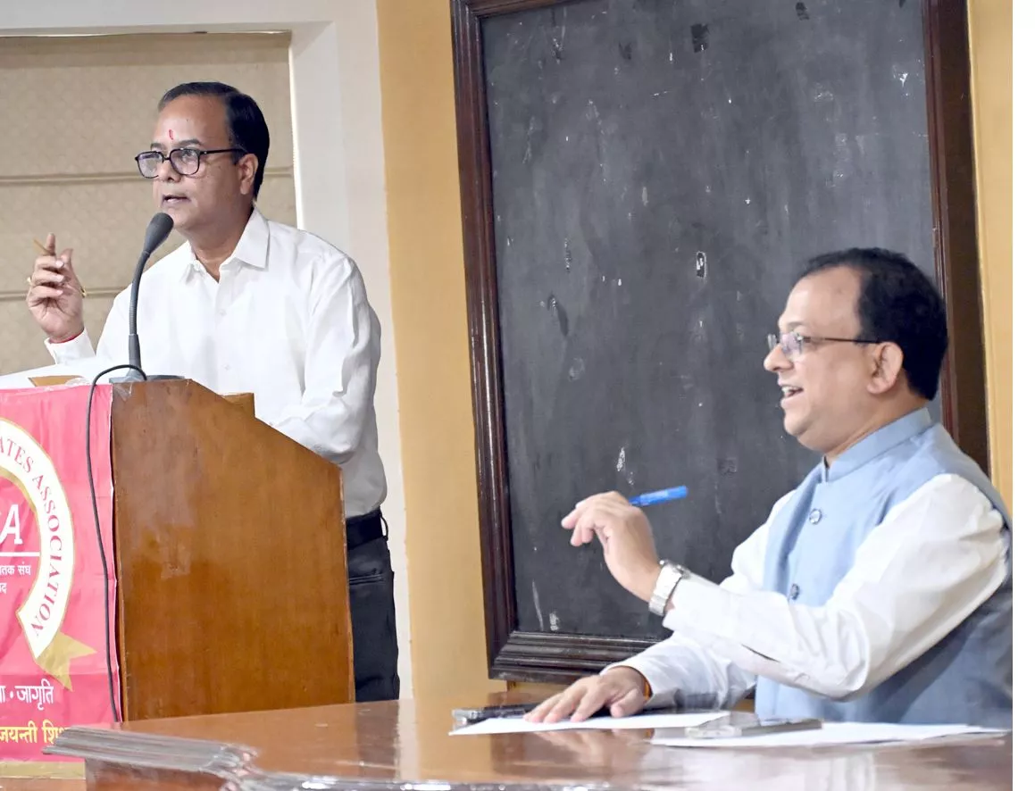 आरजीए हॉल में युवा साथी कोऑप्ट करने की सभा का दृश्य