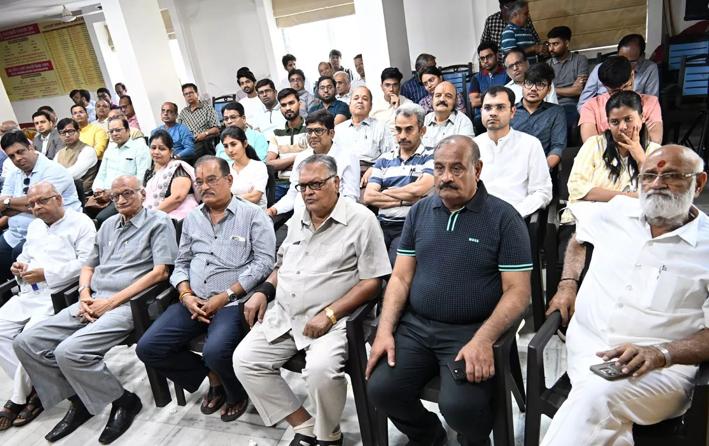 आरजीए हॉल में युवा साथी कोऑप्ट करने की सभा का दृश्य