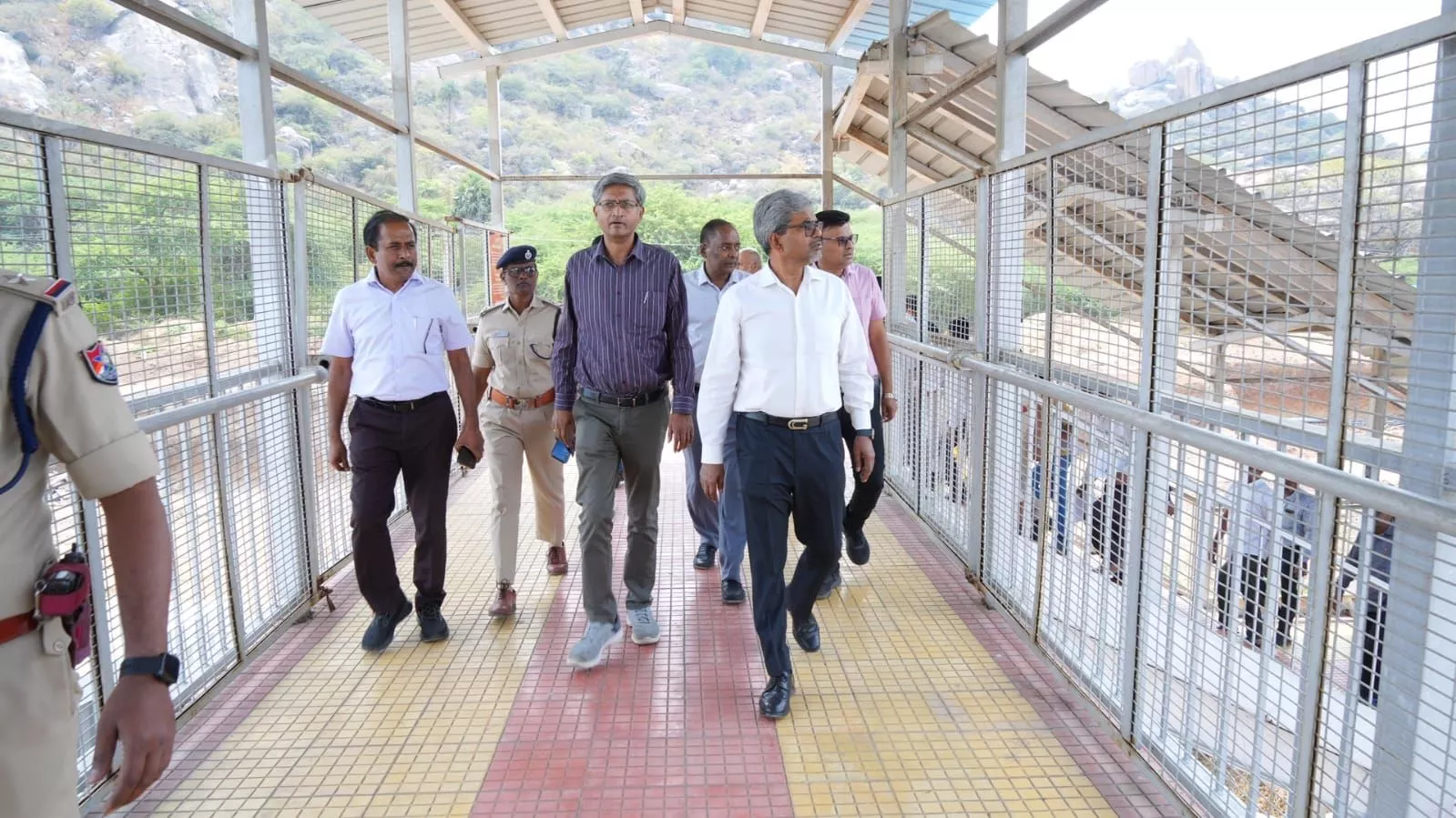 काचीगुड़ा रेलवे स्टेशन का निरीक्षण करते हुए महाप्रबंधक