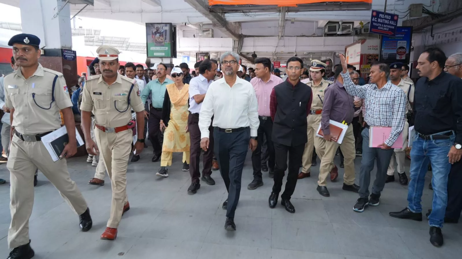 काचीगुड़ा रेलवे स्टेशन का निरीक्षण करते हुए महाप्रबंधक