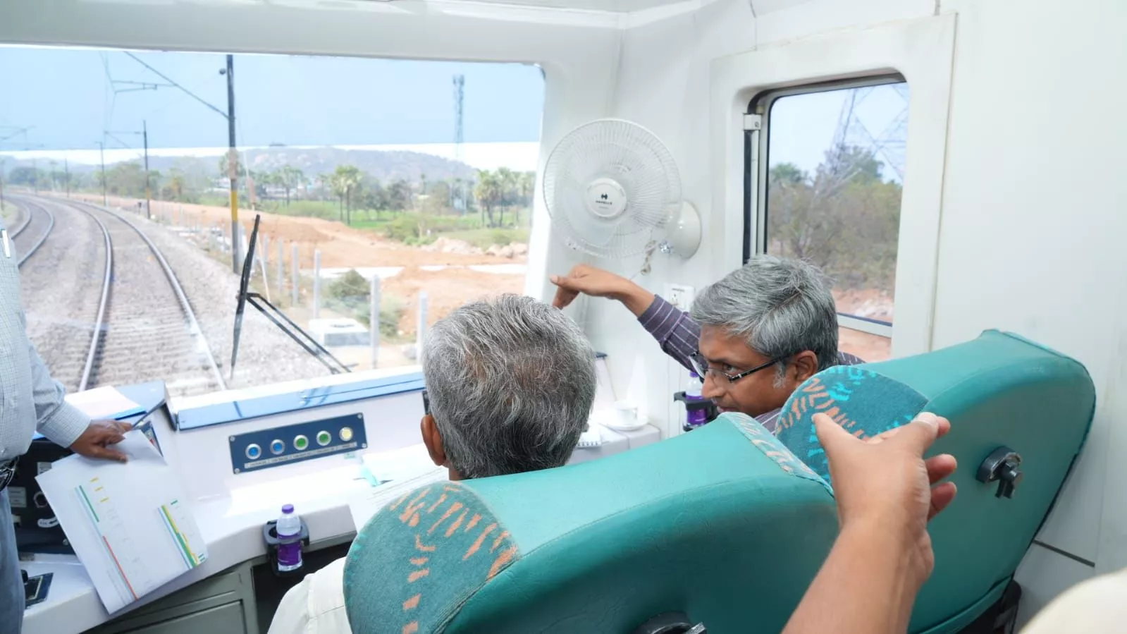 काचीगुड़ा रेलवे स्टेशन का निरीक्षण करते हुए महाप्रबंधक