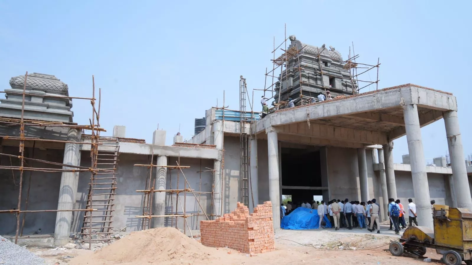 काचीगुड़ा रेलवे स्टेशन का निरीक्षण करते हुए महाप्रबंधक