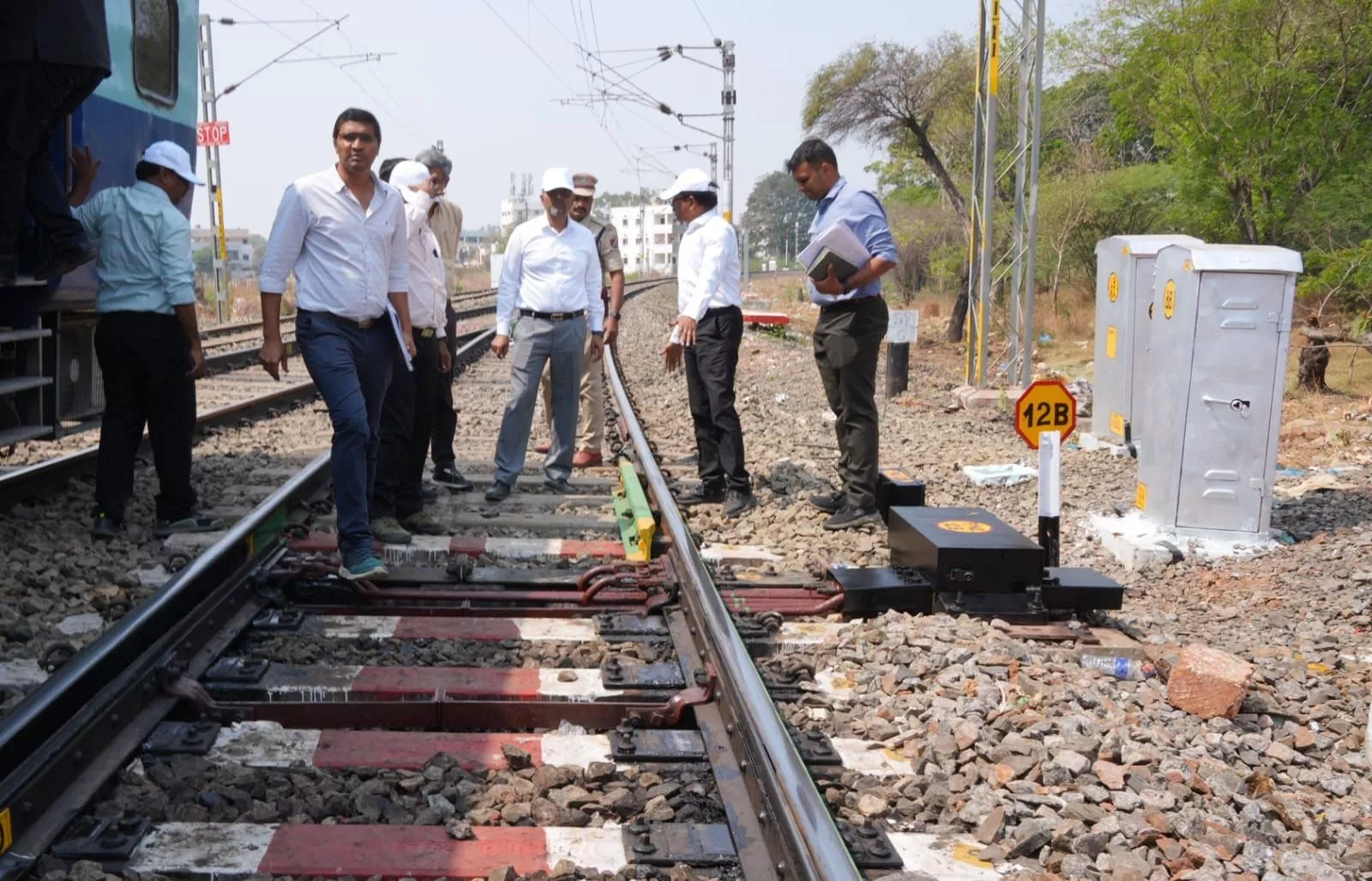 महाप्रबंधक ने परली वैजनाथ मार्ग और स्टेशनों का निरीक्षण किया