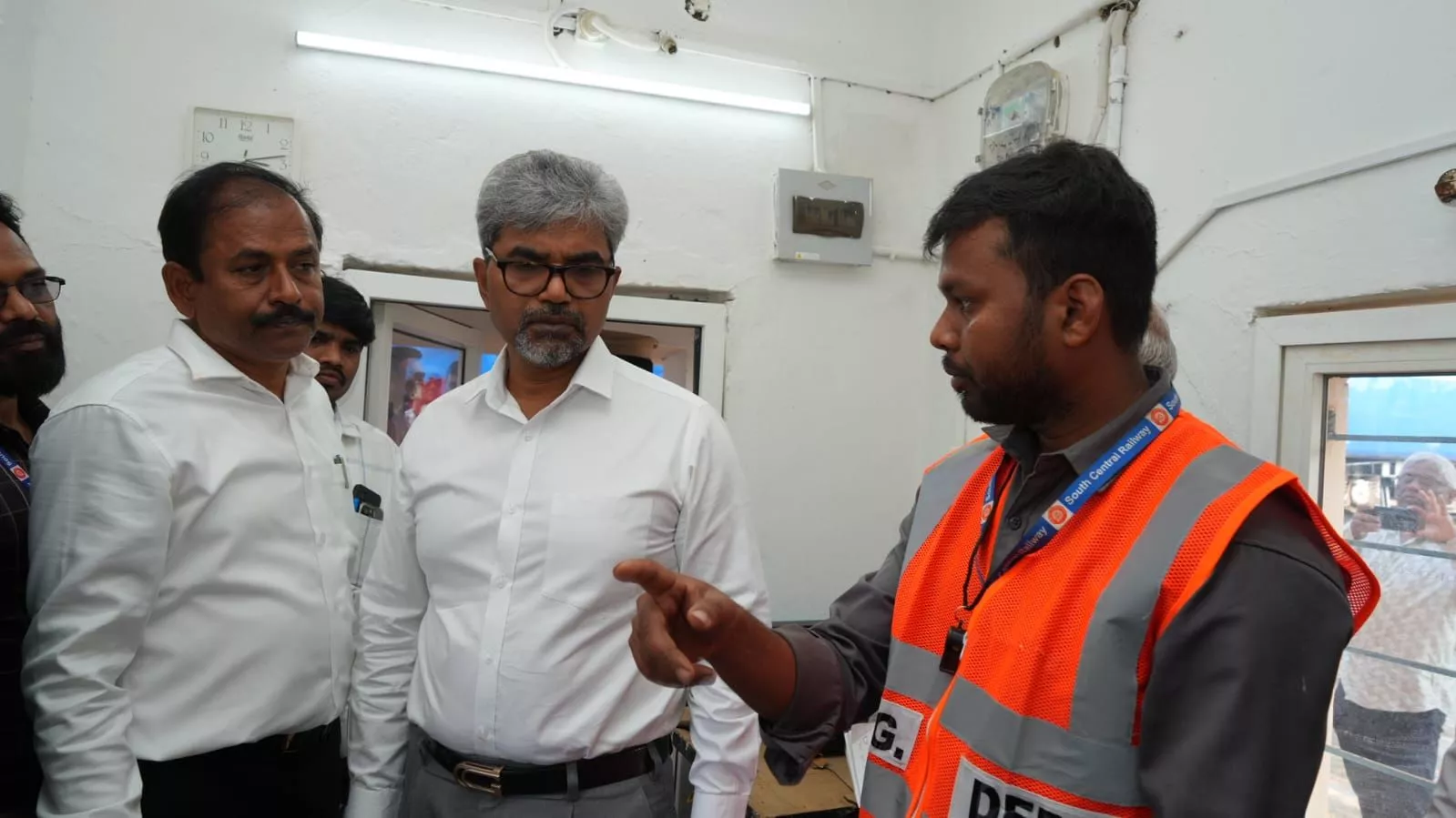 महाप्रबंधक ने परली वैजनाथ मार्ग और स्टेशनों का निरीक्षण किया