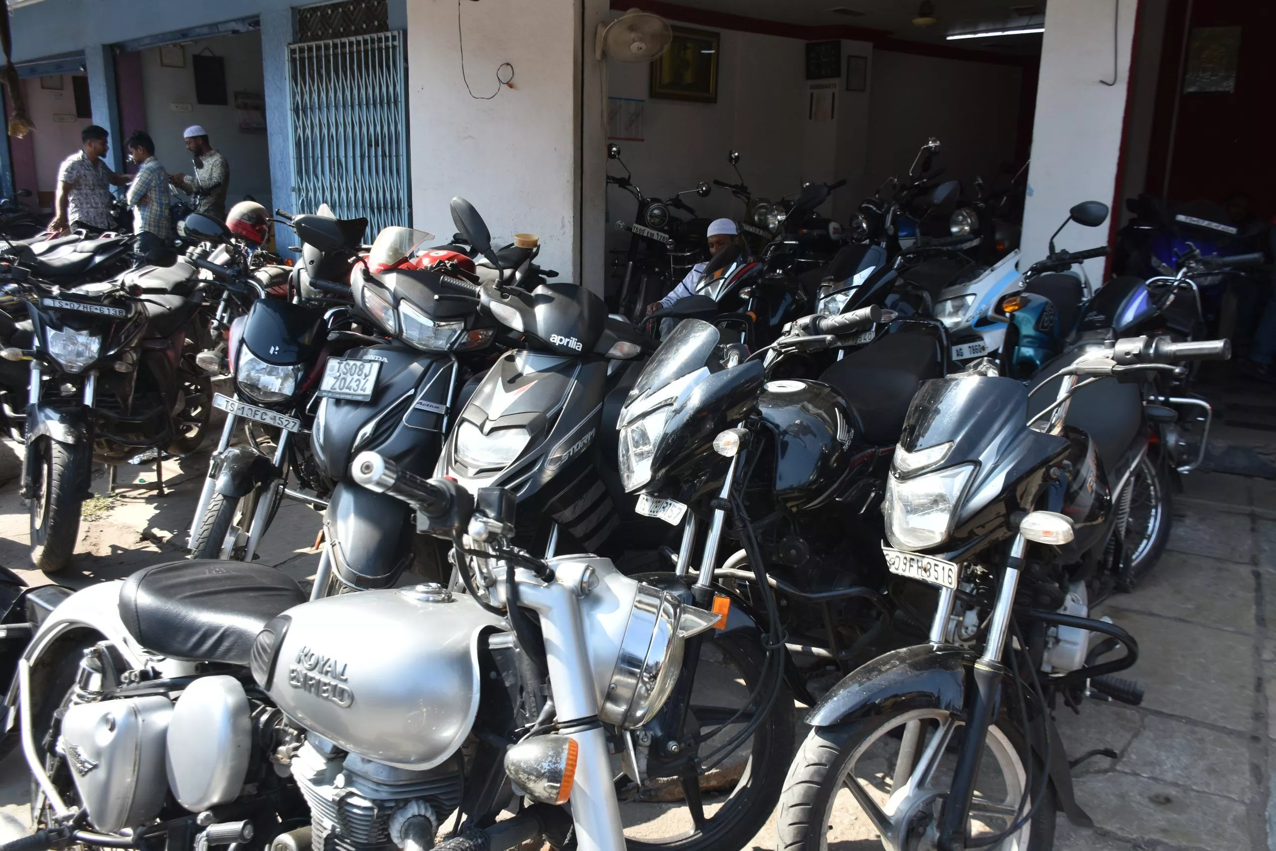 हैदराबाद में सेकंड हैंड बाइक शोरूम पर ग्राहक