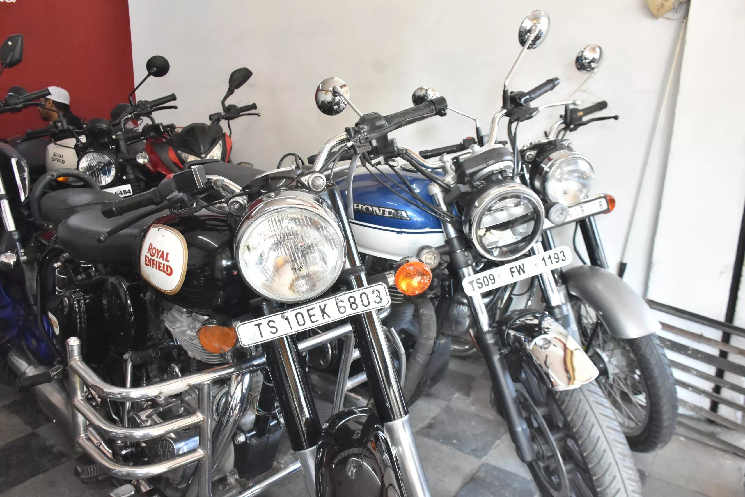 कम बजट में सेकंड हैंड बाइक खरीदते ग्राहक