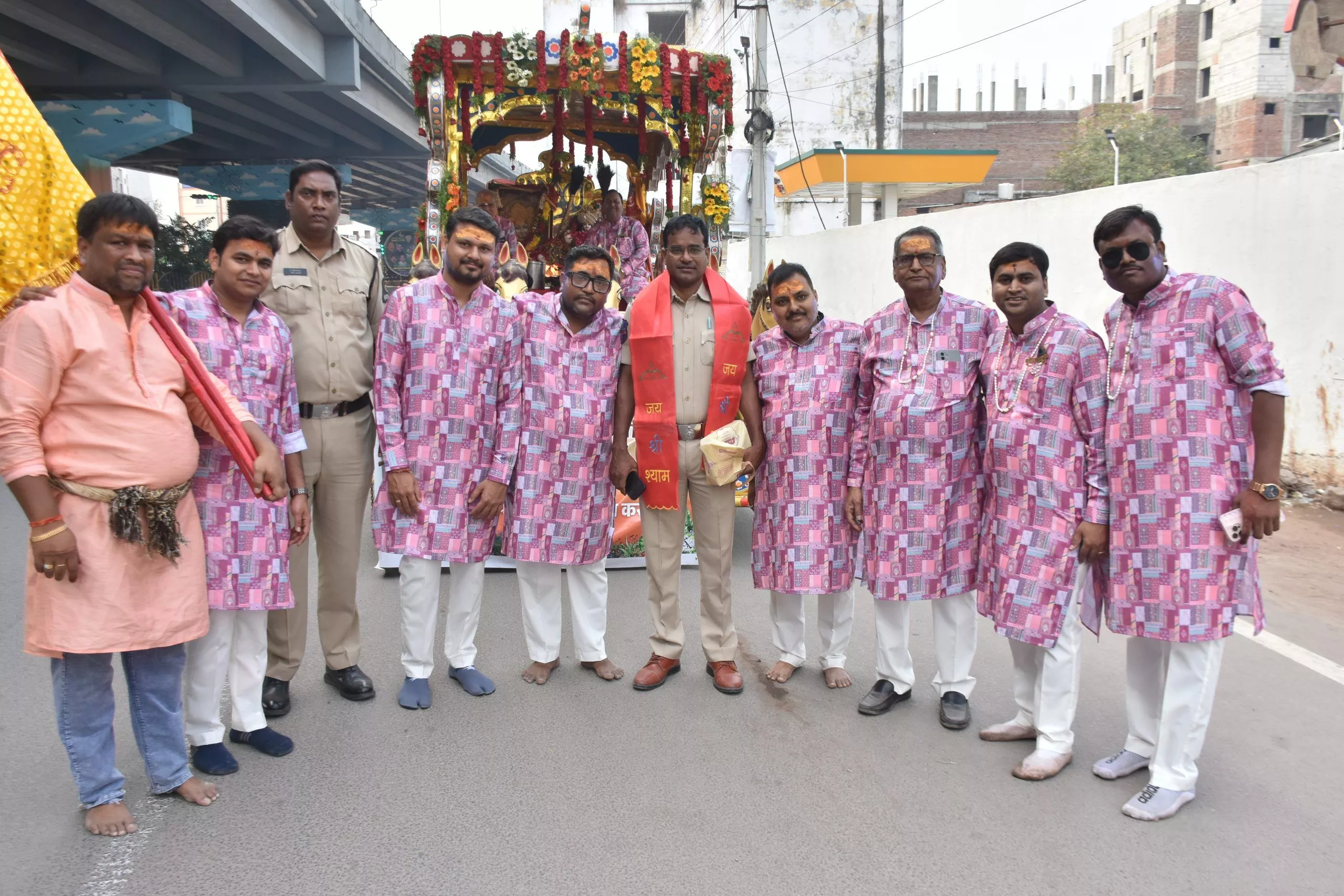 श्रीम श्याम निशान यात्रा में भक्त जयकारे लगाते हुए