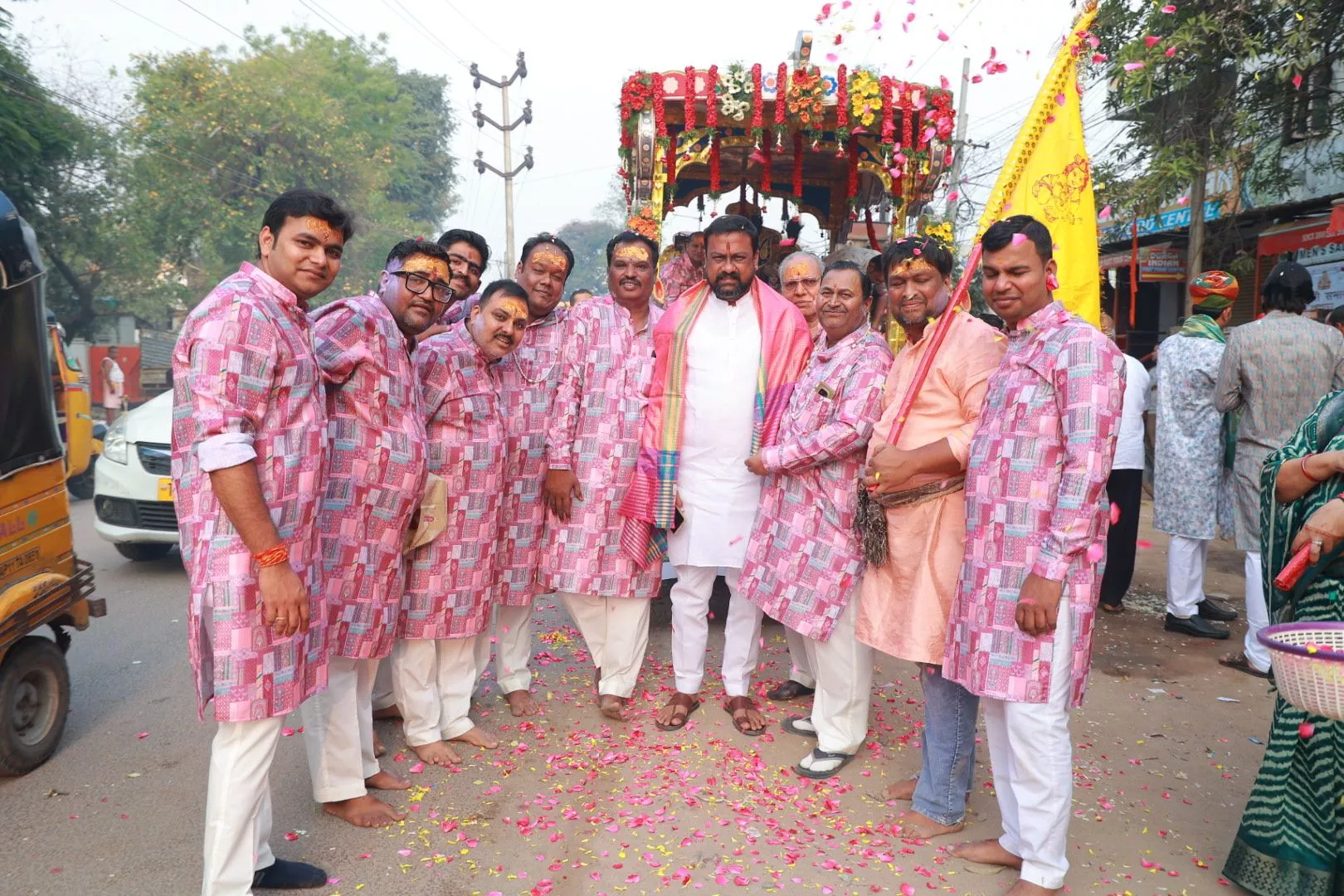 श्रीम श्याम निशान यात्रा में भक्त जयकारे लगाते हुए