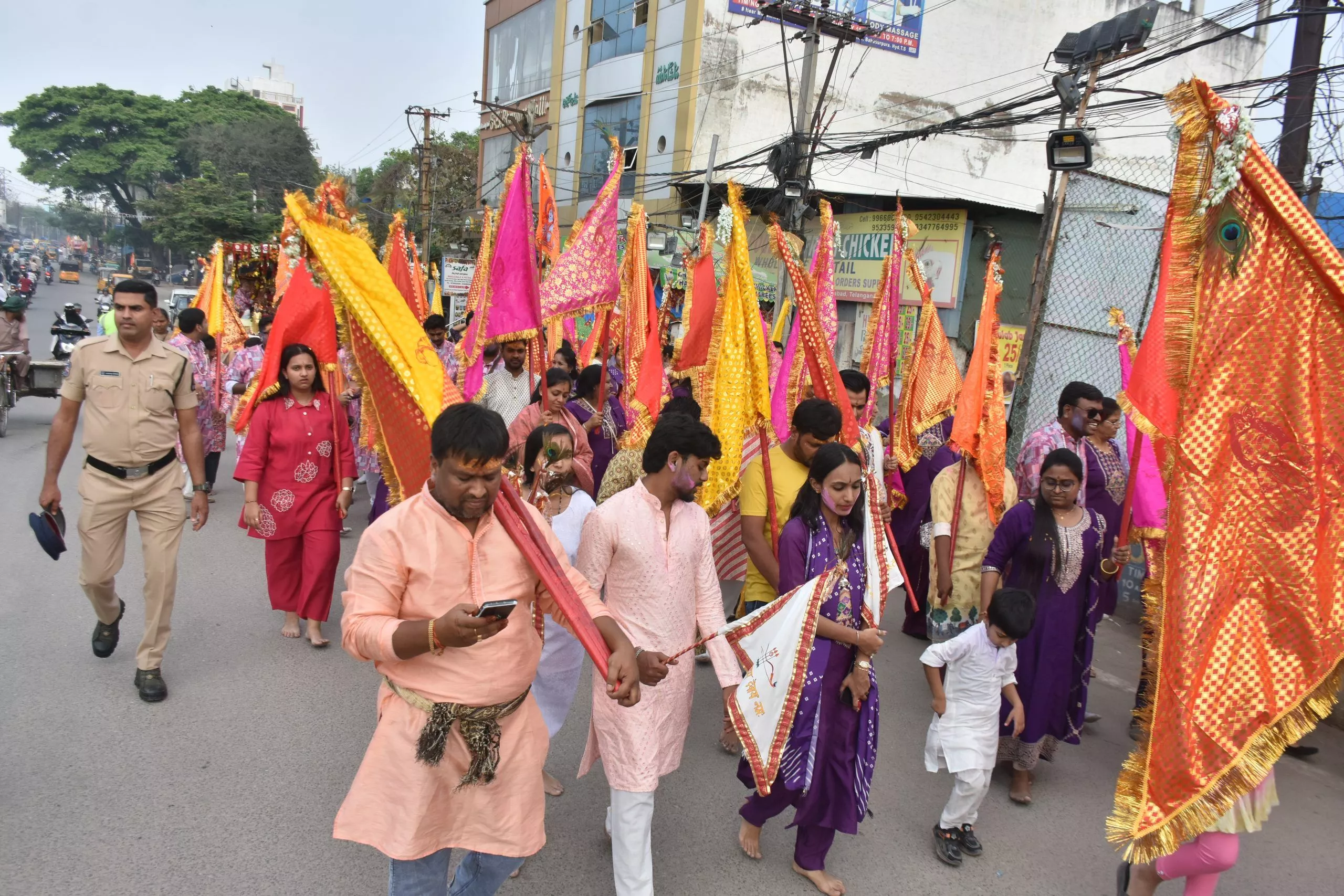 श्रीम श्याम निशान यात्रा में भक्त जयकारे लगाते हुए