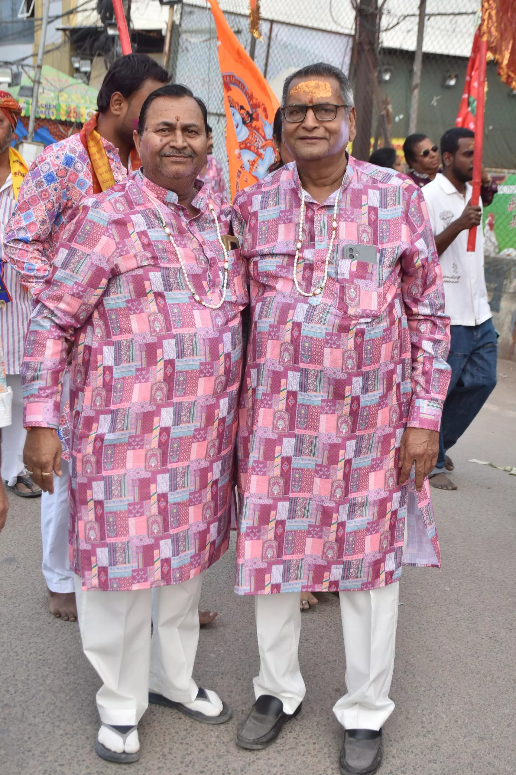 श्रीम श्याम निशान यात्रा में भक्त जयकारे लगाते हुए