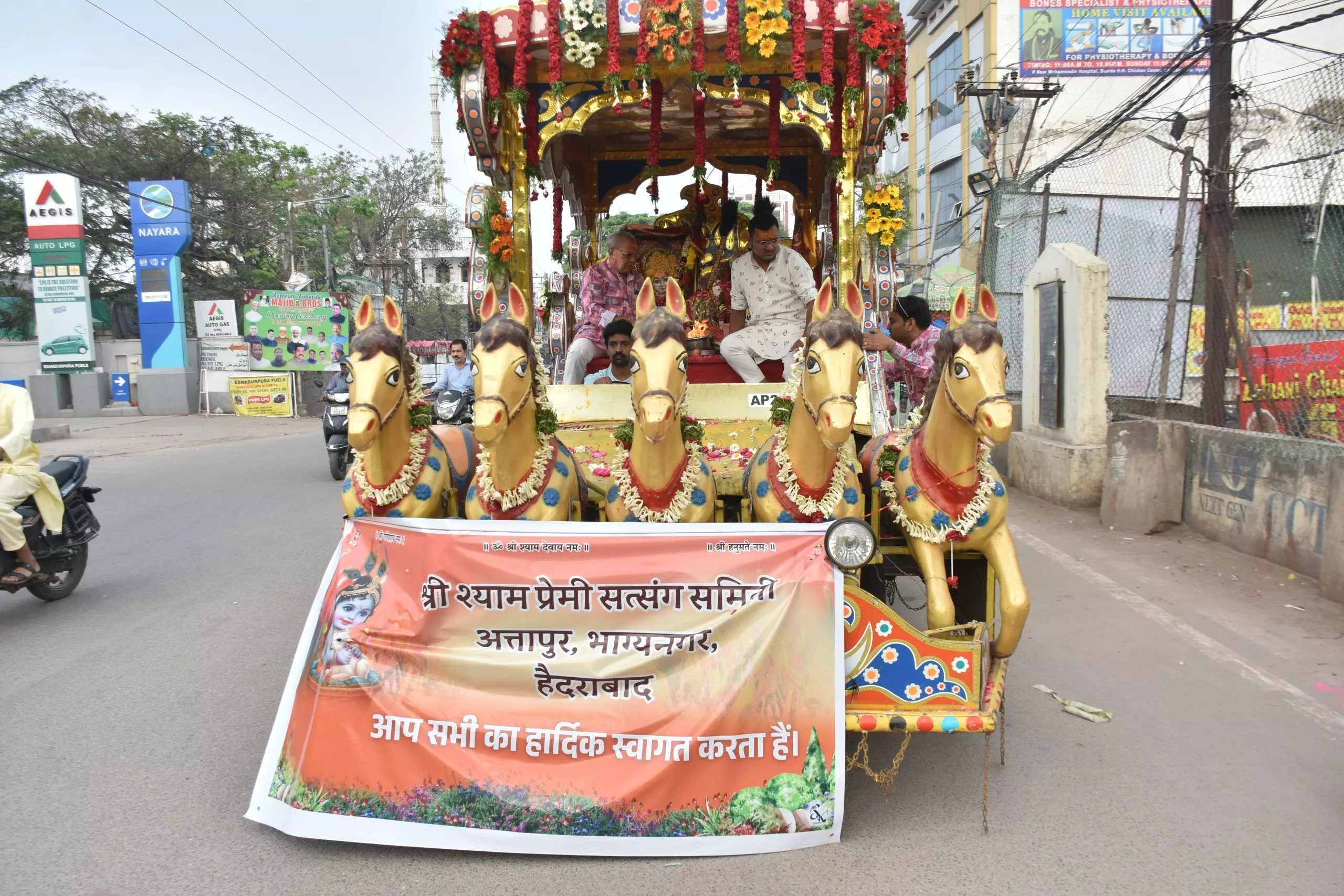 श्रीम श्याम निशान यात्रा में भक्त जयकारे लगाते हुए