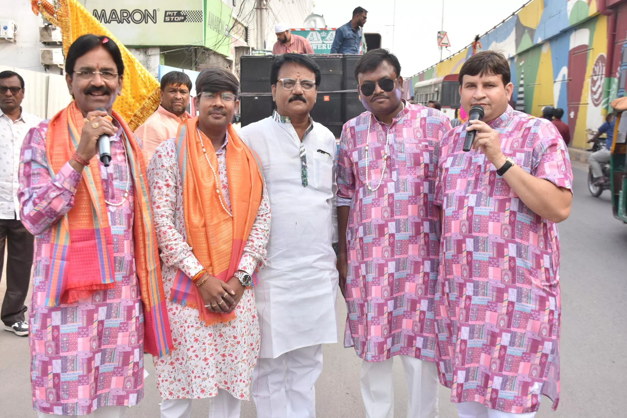 श्रीम श्याम निशान यात्रा में भक्त जयकारे लगाते हुए