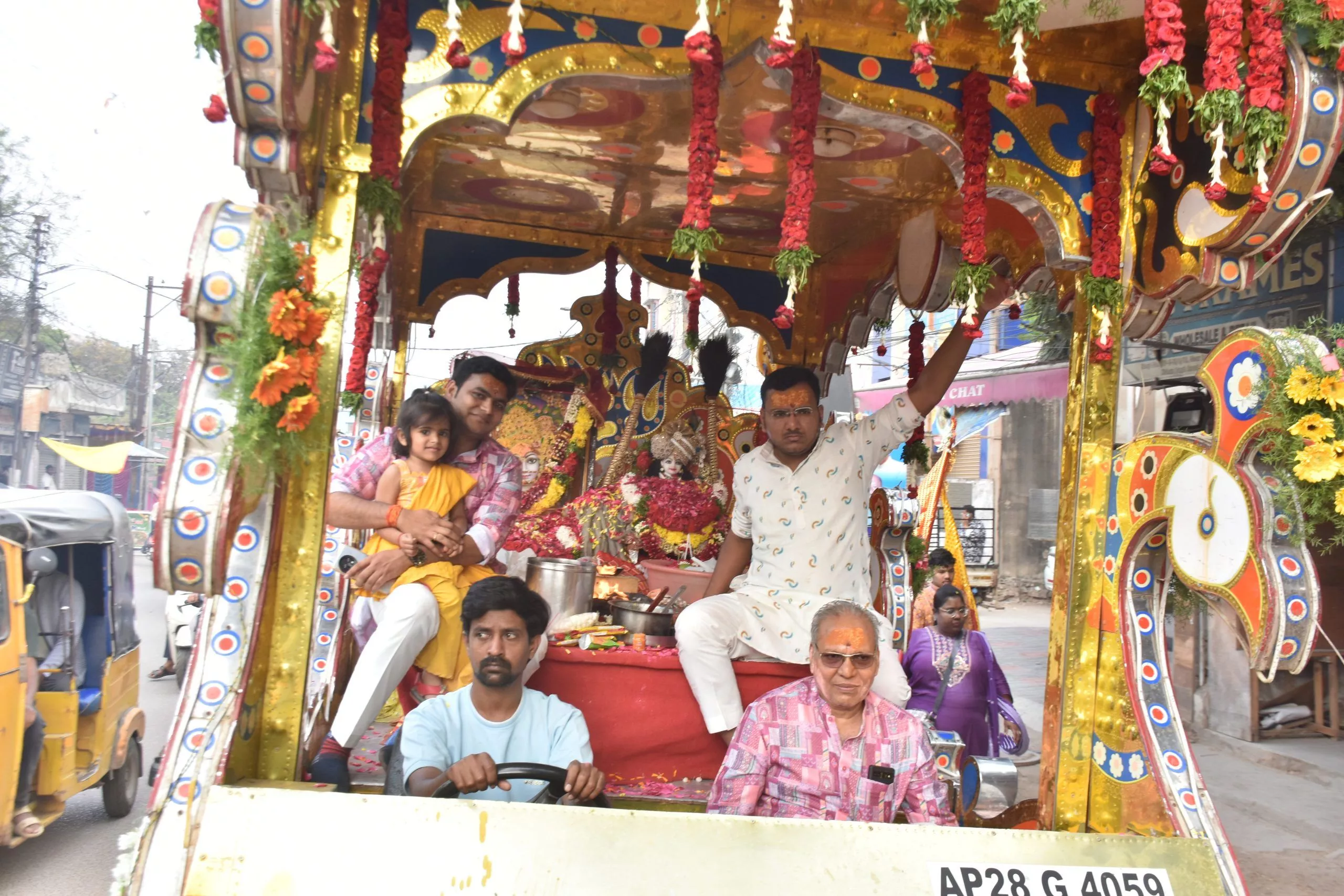 श्रीम श्याम निशान यात्रा में भक्त जयकारे लगाते हुए