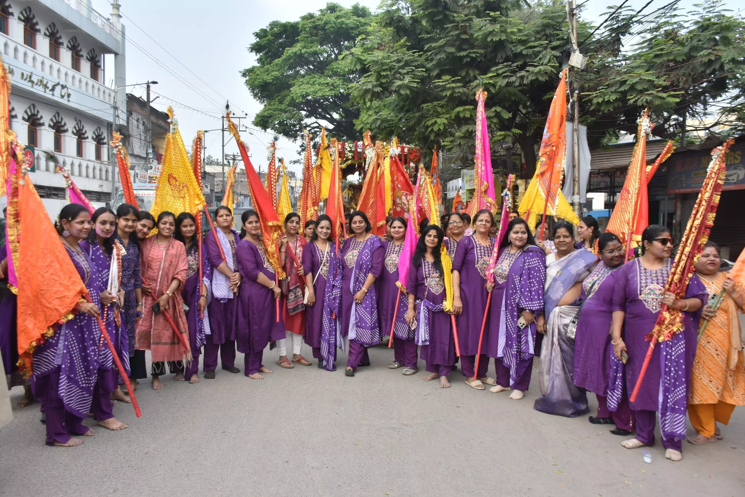 श्रीम श्याम निशान यात्रा में भक्त जयकारे लगाते हुए