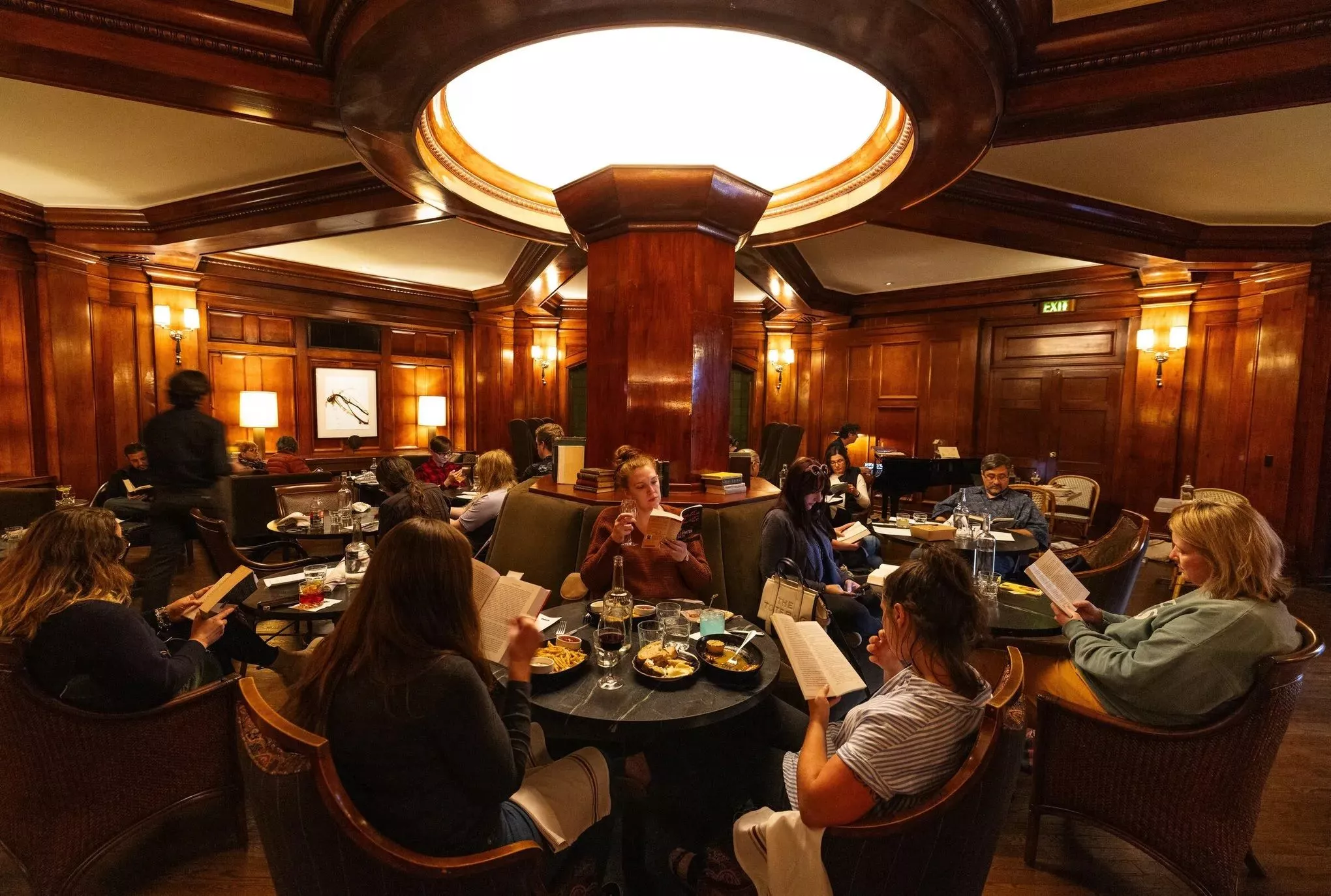 घर पर रीडिंग पार्टी कैसे करें: टिप्स और सुझाव