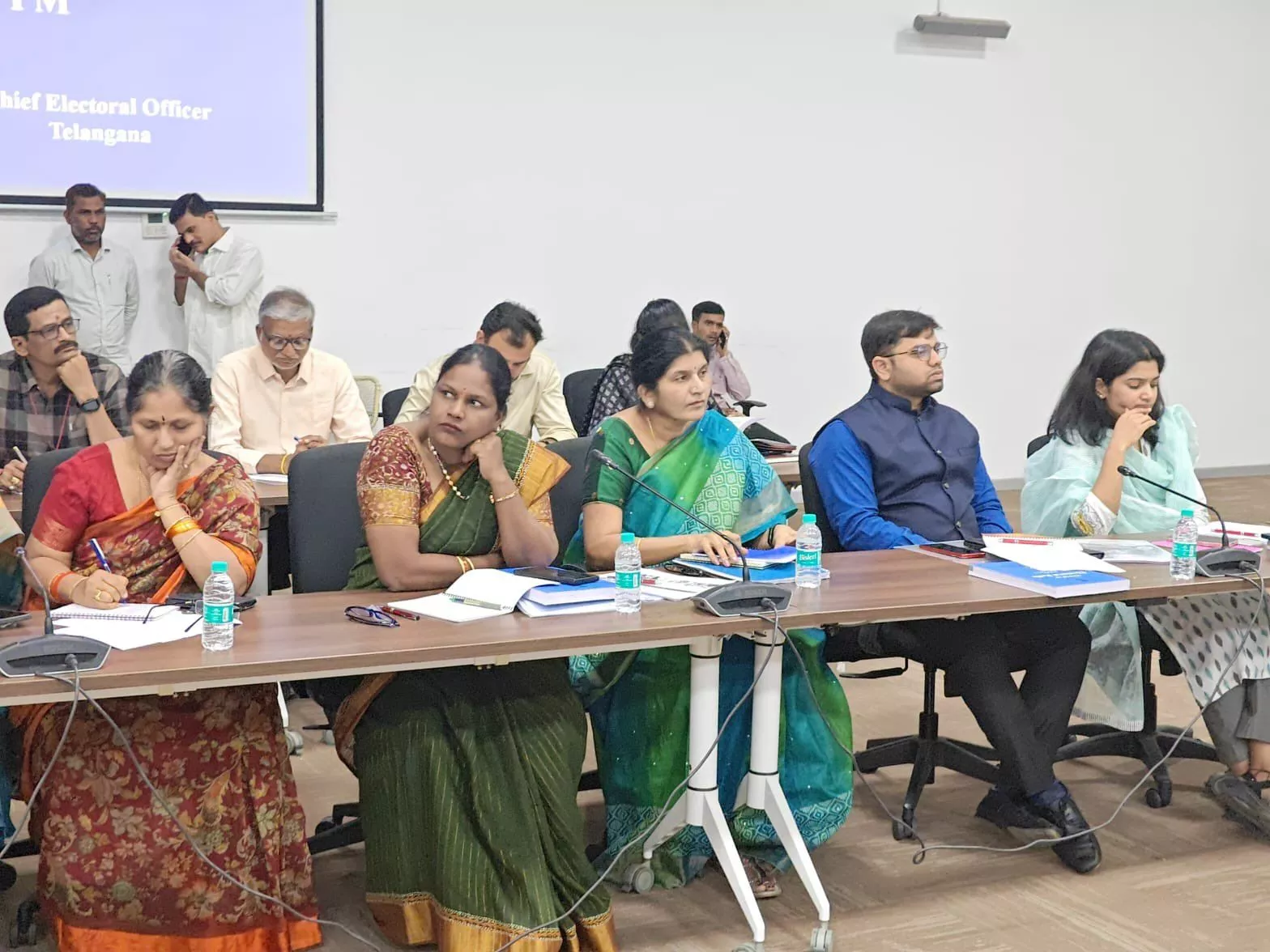 ईआरओ प्रशिक्षण कार्यक्रम में अधिकारी भाग लेते हुए