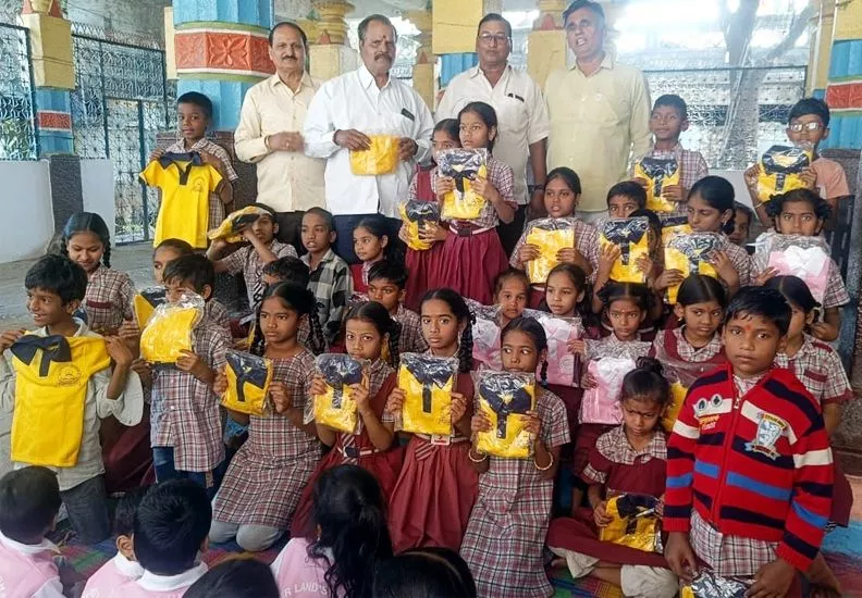 राजस्थानी जागृति समिति द्वारा छात्रों को स्पोर्ट्स टीशर्ट वितरण