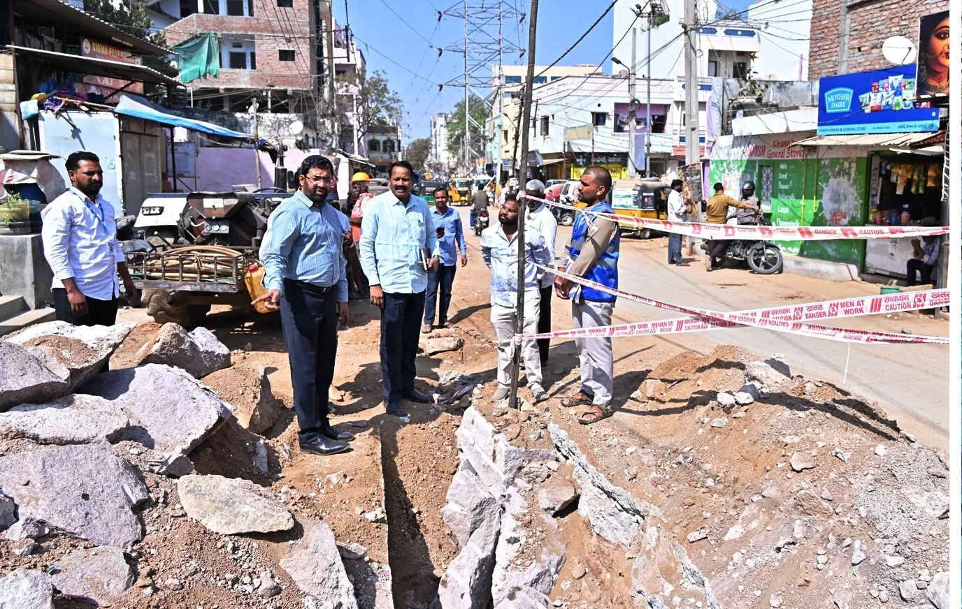 एसपीआर हिल्स में पाइपलाइन कार्य का निरीक्षण करते अधिकारी