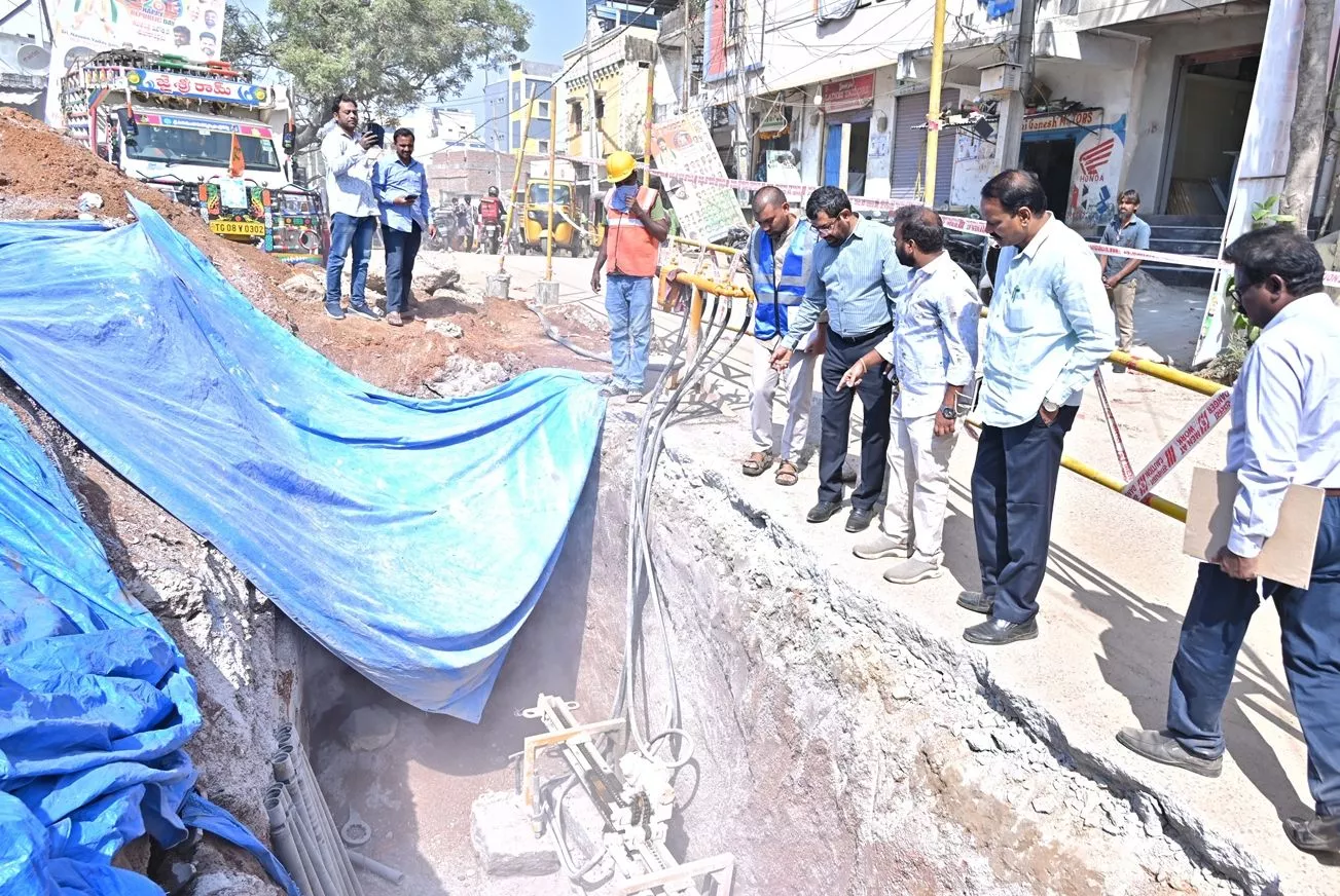 अशोक रेड्डी ने जल पाइपलाइन निर्माण कार्य का निरीक्षण किया
