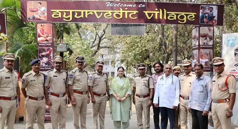 आयुर्वेदिक विलेज उद्घाटन के दौरान अधिकारी