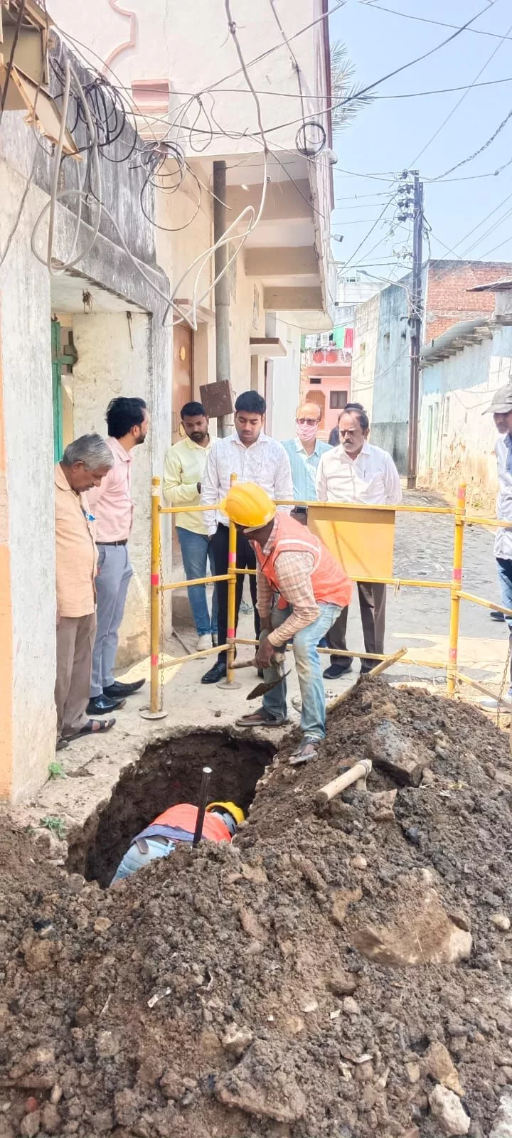 बस्ती निरीक्षण के दौरान जल बोर्ड अधिकारी नागरिकों से संवाद