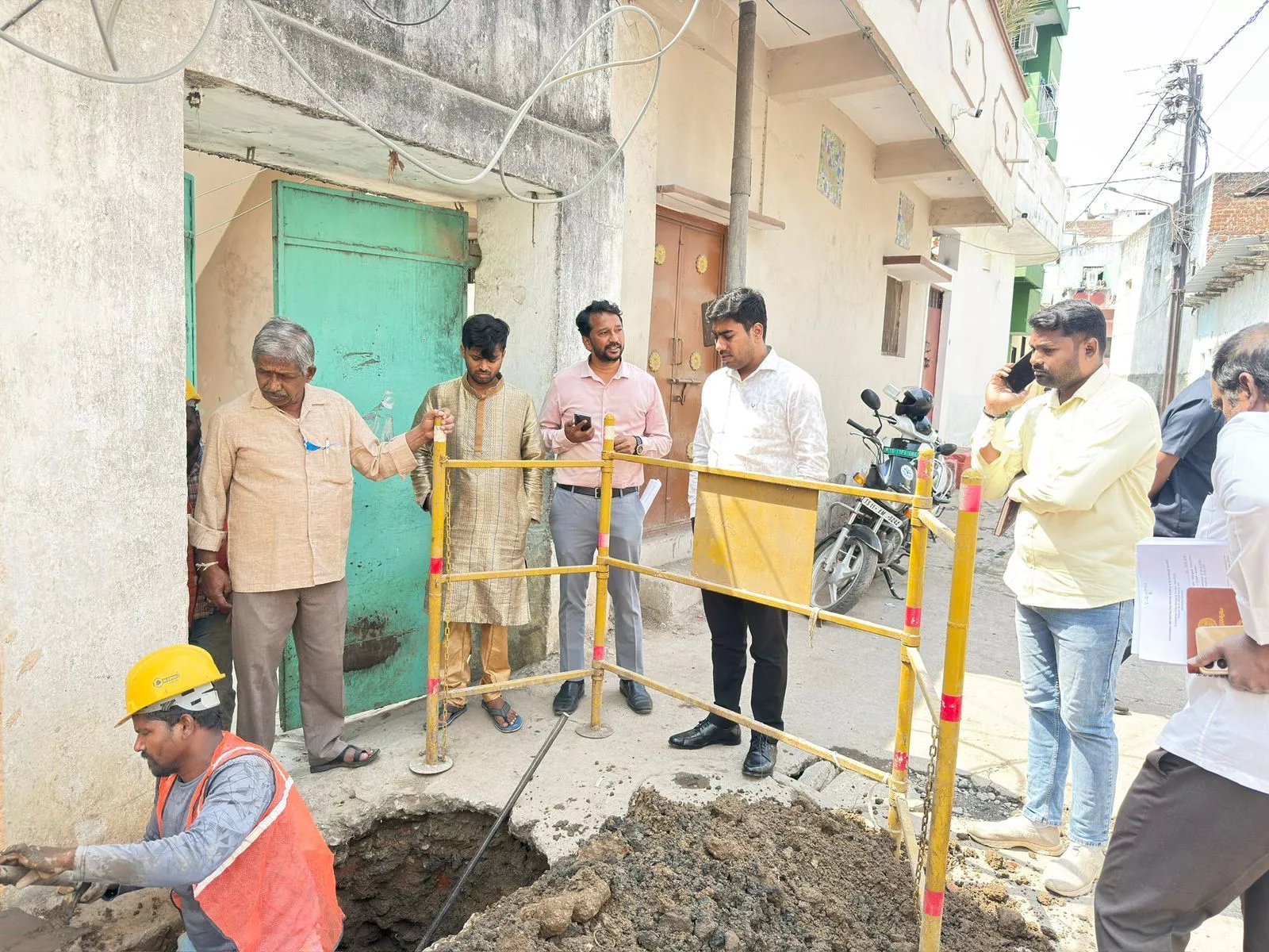 बस्ती बाटा अभियान में समस्याएँ सुनते जल बोर्ड अधिकारी