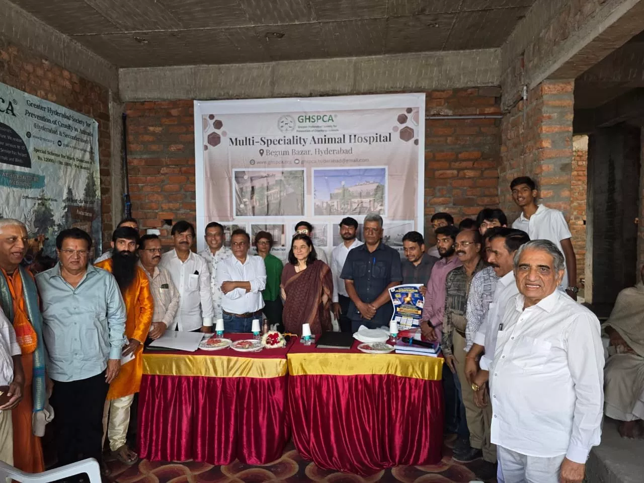 मेनका गांधी ने पशु अस्पताल का निरीक्षण, एम्बुलेंस का उद्घाटन